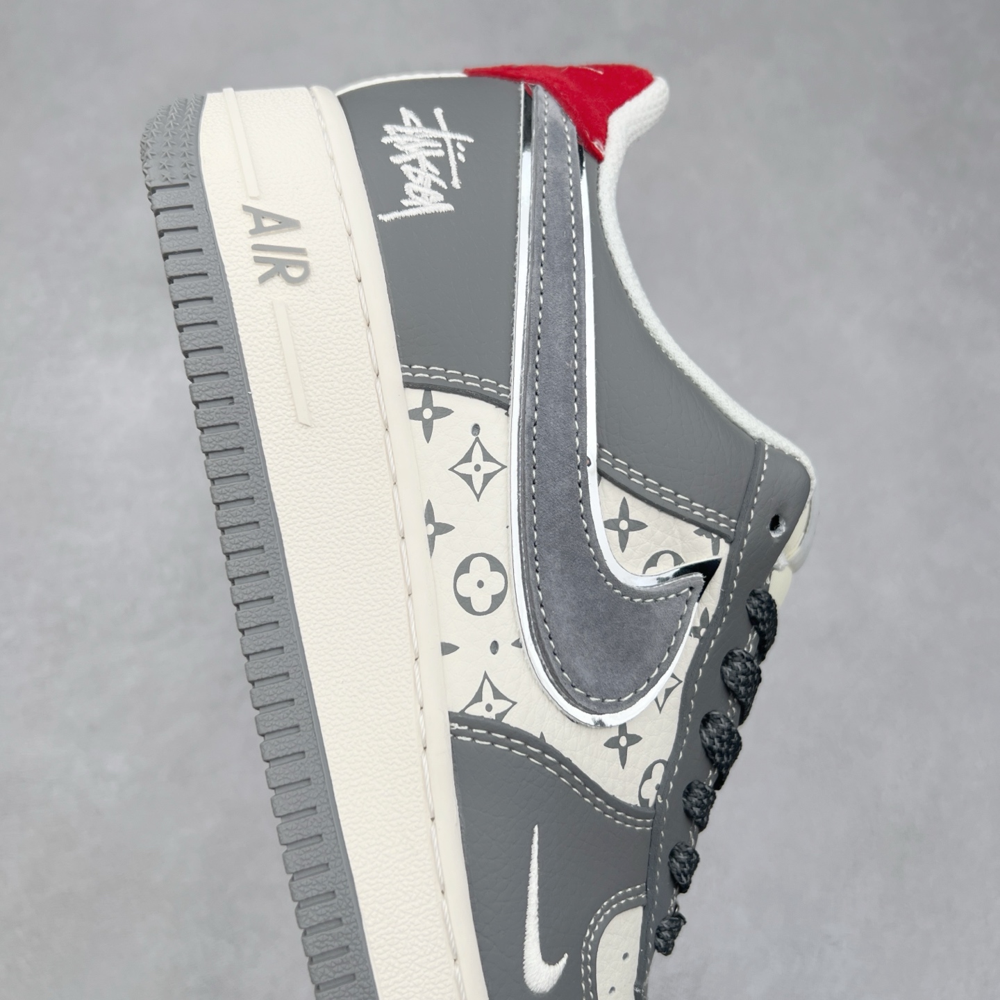 图片[6]-＃福利特价 NK Air Force 1´07 Low 空军一号低帮百搭休闲运动板鞋 柔软、弹性十足的缓震性能和出色的中底设计 横跨复古与现代的外型结合 造就出风靡全球 三十多年的Force 1 直到今天还深受青睐 实拍调校N版已经零色差零失真 百分百还原实物色彩所见即所得 不存在货不对板色差等低级问题 选购参考实物拍摄 不混卖不参货 只用心做好货严格选品 承诺混一赔十 尺码：36 36.5 37.5 38 38.5 39 40 40.5 41 42 42.5 43 44 44.5 45-选品中心