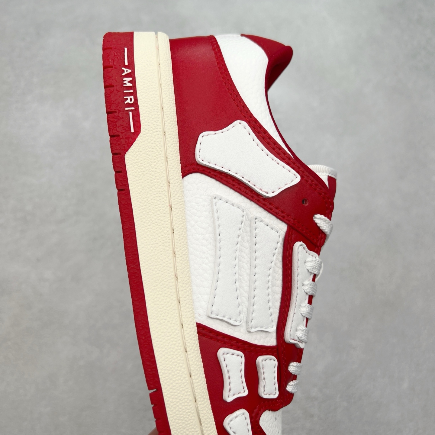 图片[6]-＃莞产 Amiri 埃米尔 Skeleton Low-Skel top Sneakers 骨骼系列情侣鞋 当潮顶流产品 众星上脚 低帮运动休闲板鞋 正确骨头形状 鞋舌外翻细节 头层牛皮双层加厚鞋面 鞋帮侧面骨头采用两张牛皮贴合处理 立体感更好 皮料切口均油边处理 定制金属LOGO铭牌及吊牌 并配有官方购物袋尽显高端大气 尺码 35 36 37 38 39 40 41 42 43 44 45-选品中心