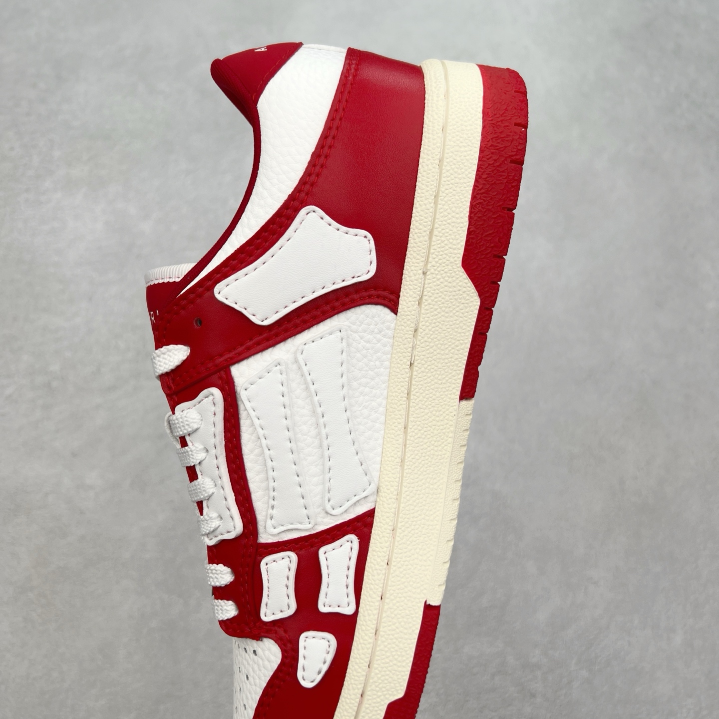 图片[7]-＃莞产 Amiri 埃米尔 Skeleton Low-Skel top Sneakers 骨骼系列情侣鞋 当潮顶流产品 众星上脚 低帮运动休闲板鞋 正确骨头形状 鞋舌外翻细节 头层牛皮双层加厚鞋面 鞋帮侧面骨头采用两张牛皮贴合处理 立体感更好 皮料切口均油边处理 定制金属LOGO铭牌及吊牌 并配有官方购物袋尽显高端大气 尺码 35 36 37 38 39 40 41 42 43 44 45-选品中心