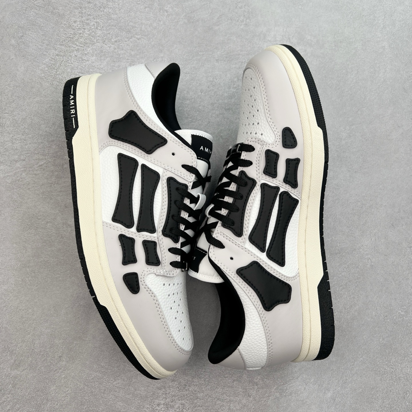 图片[3]-＃莞产 Amiri 埃米尔 Skeleton Low-Skel top Sneakers 骨骼系列情侣鞋 当潮顶流产品 众星上脚 低帮运动休闲板鞋 正确骨头形状 鞋舌外翻细节 头层牛皮双层加厚鞋面 鞋帮侧面骨头采用两张牛皮贴合处理 立体感更好 皮料切口均油边处理 定制金属LOGO铭牌及吊牌 并配有官方购物袋尽显高端大气 尺码 35 36 37 38 39 40 41 42 43 44 45-选品中心