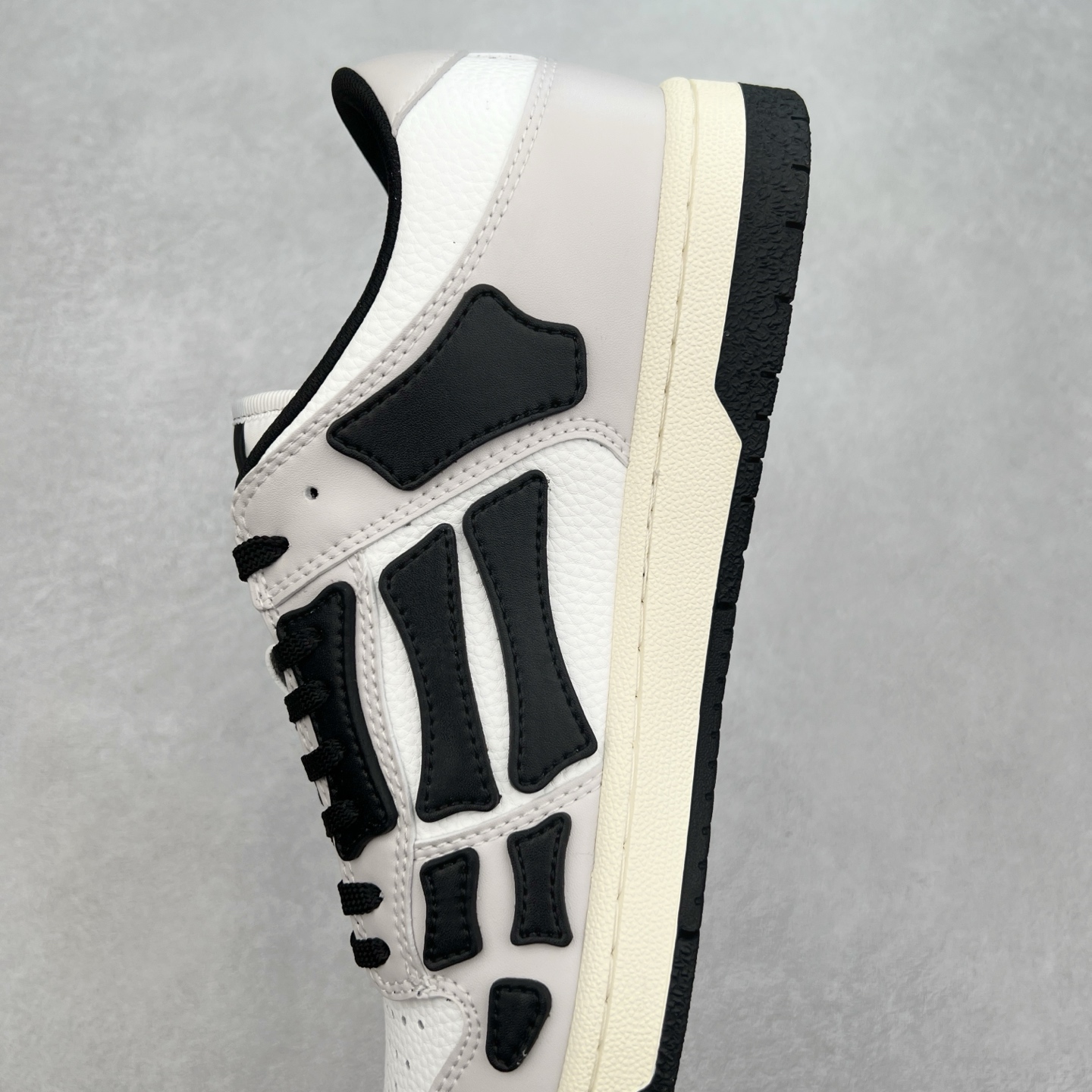 图片[7]-＃莞产 Amiri 埃米尔 Skeleton Low-Skel top Sneakers 骨骼系列情侣鞋 当潮顶流产品 众星上脚 低帮运动休闲板鞋 正确骨头形状 鞋舌外翻细节 头层牛皮双层加厚鞋面 鞋帮侧面骨头采用两张牛皮贴合处理 立体感更好 皮料切口均油边处理 定制金属LOGO铭牌及吊牌 并配有官方购物袋尽显高端大气 尺码 35 36 37 38 39 40 41 42 43 44 45-选品中心
