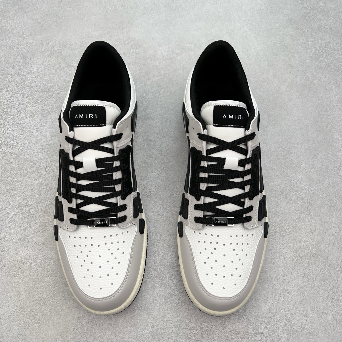 图片[2]-＃莞产 Amiri 埃米尔 Skeleton Low-Skel top Sneakers 骨骼系列情侣鞋 当潮顶流产品 众星上脚 低帮运动休闲板鞋 正确骨头形状 鞋舌外翻细节 头层牛皮双层加厚鞋面 鞋帮侧面骨头采用两张牛皮贴合处理 立体感更好 皮料切口均油边处理 定制金属LOGO铭牌及吊牌 并配有官方购物袋尽显高端大气 尺码 35 36 37 38 39 40 41 42 43 44 45-选品中心