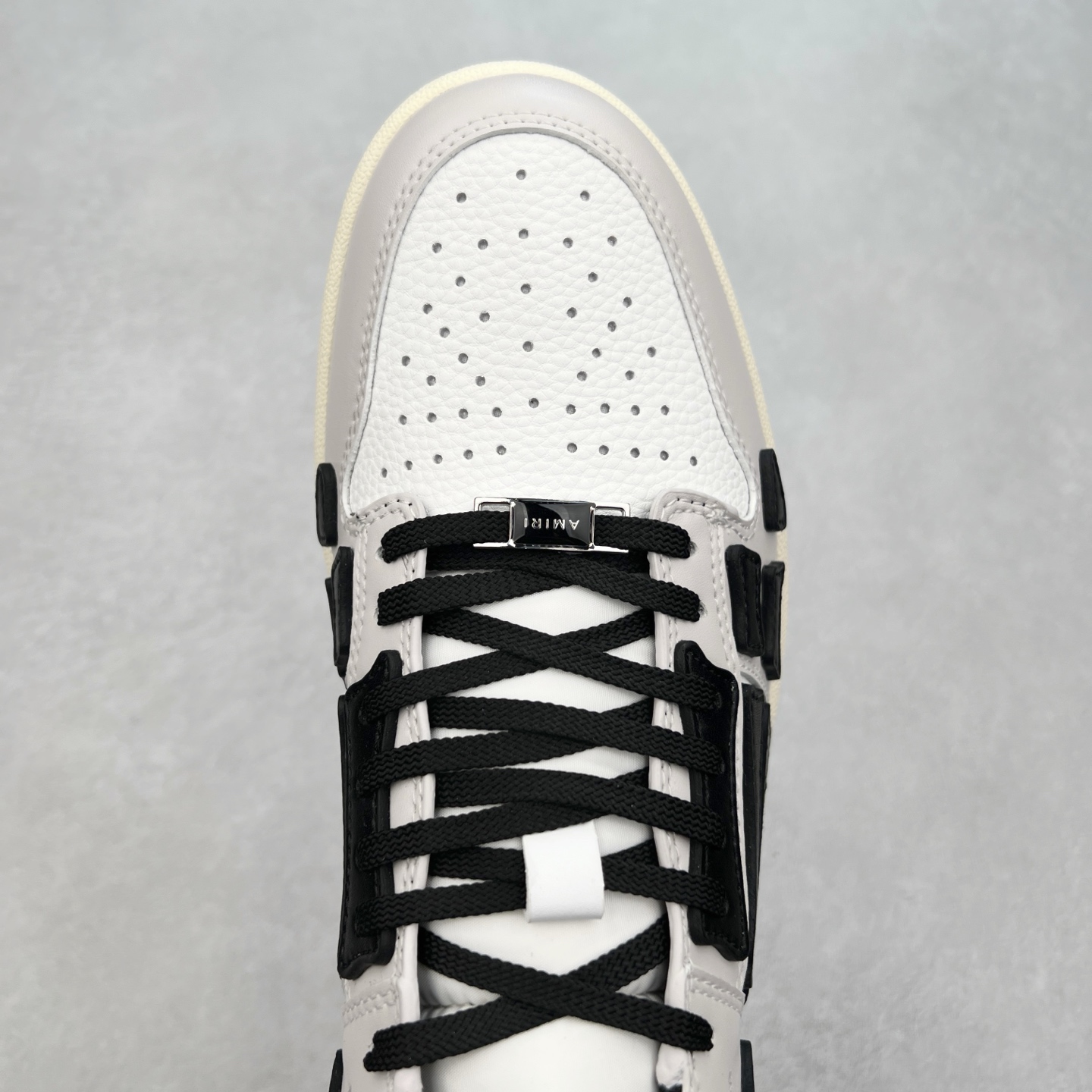 图片[4]-＃莞产 Amiri 埃米尔 Skeleton Low-Skel top Sneakers 骨骼系列情侣鞋 当潮顶流产品 众星上脚 低帮运动休闲板鞋 正确骨头形状 鞋舌外翻细节 头层牛皮双层加厚鞋面 鞋帮侧面骨头采用两张牛皮贴合处理 立体感更好 皮料切口均油边处理 定制金属LOGO铭牌及吊牌 并配有官方购物袋尽显高端大气 尺码 35 36 37 38 39 40 41 42 43 44 45-选品中心