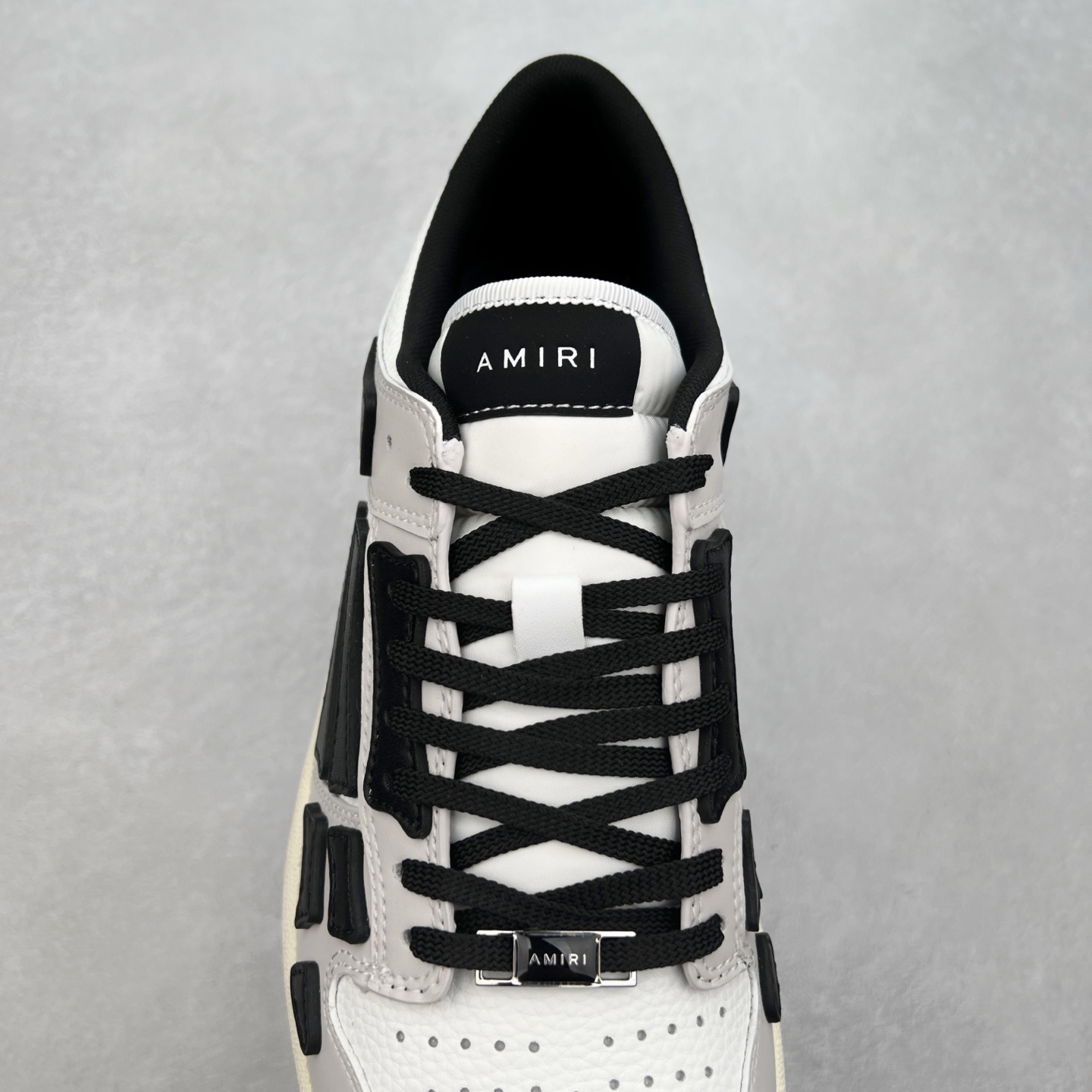 图片[5]-＃莞产 Amiri 埃米尔 Skeleton Low-Skel top Sneakers 骨骼系列情侣鞋 当潮顶流产品 众星上脚 低帮运动休闲板鞋 正确骨头形状 鞋舌外翻细节 头层牛皮双层加厚鞋面 鞋帮侧面骨头采用两张牛皮贴合处理 立体感更好 皮料切口均油边处理 定制金属LOGO铭牌及吊牌 并配有官方购物袋尽显高端大气 尺码 35 36 37 38 39 40 41 42 43 44 45-选品中心