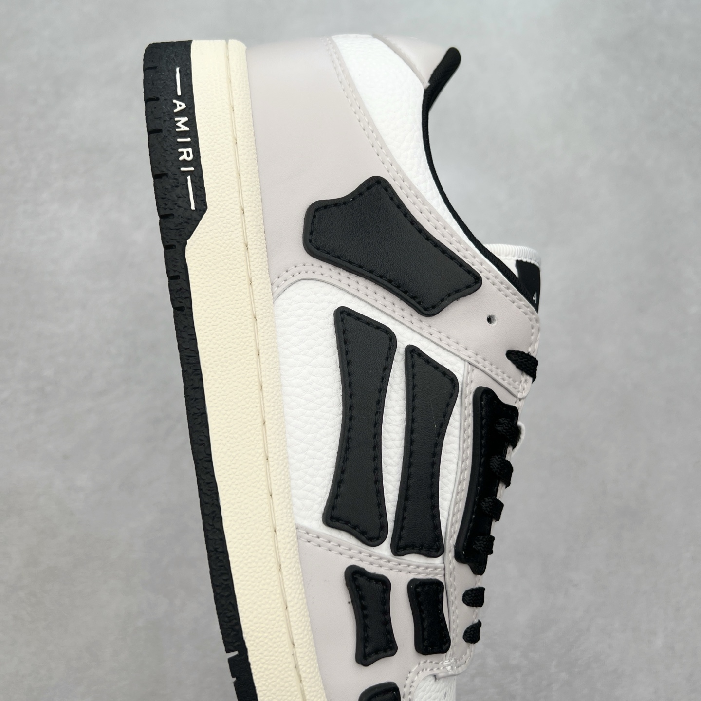 图片[6]-＃莞产 Amiri 埃米尔 Skeleton Low-Skel top Sneakers 骨骼系列情侣鞋 当潮顶流产品 众星上脚 低帮运动休闲板鞋 正确骨头形状 鞋舌外翻细节 头层牛皮双层加厚鞋面 鞋帮侧面骨头采用两张牛皮贴合处理 立体感更好 皮料切口均油边处理 定制金属LOGO铭牌及吊牌 并配有官方购物袋尽显高端大气 尺码 35 36 37 38 39 40 41 42 43 44 45-选品中心
