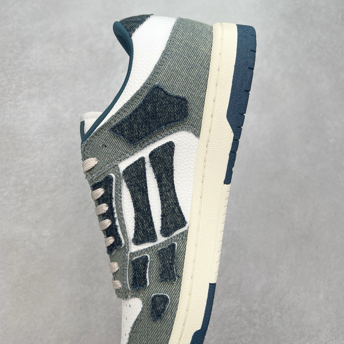 图片[7]-＃莞产 Amiri 埃米尔 Skeleton Low-Skel top Sneakers 骨骼系列情侣鞋 当潮顶流产品 众星上脚 低帮运动休闲板鞋 正确骨头形状 鞋舌外翻细节 头层牛皮双层加厚鞋面 鞋帮侧面骨头采用两张牛皮贴合处理 立体感更好 皮料切口均油边处理 定制金属LOGO铭牌及吊牌 并配有官方购物袋尽显高端大气 尺码 35 36 37 38 39 40 41 42 43 44 45-选品中心