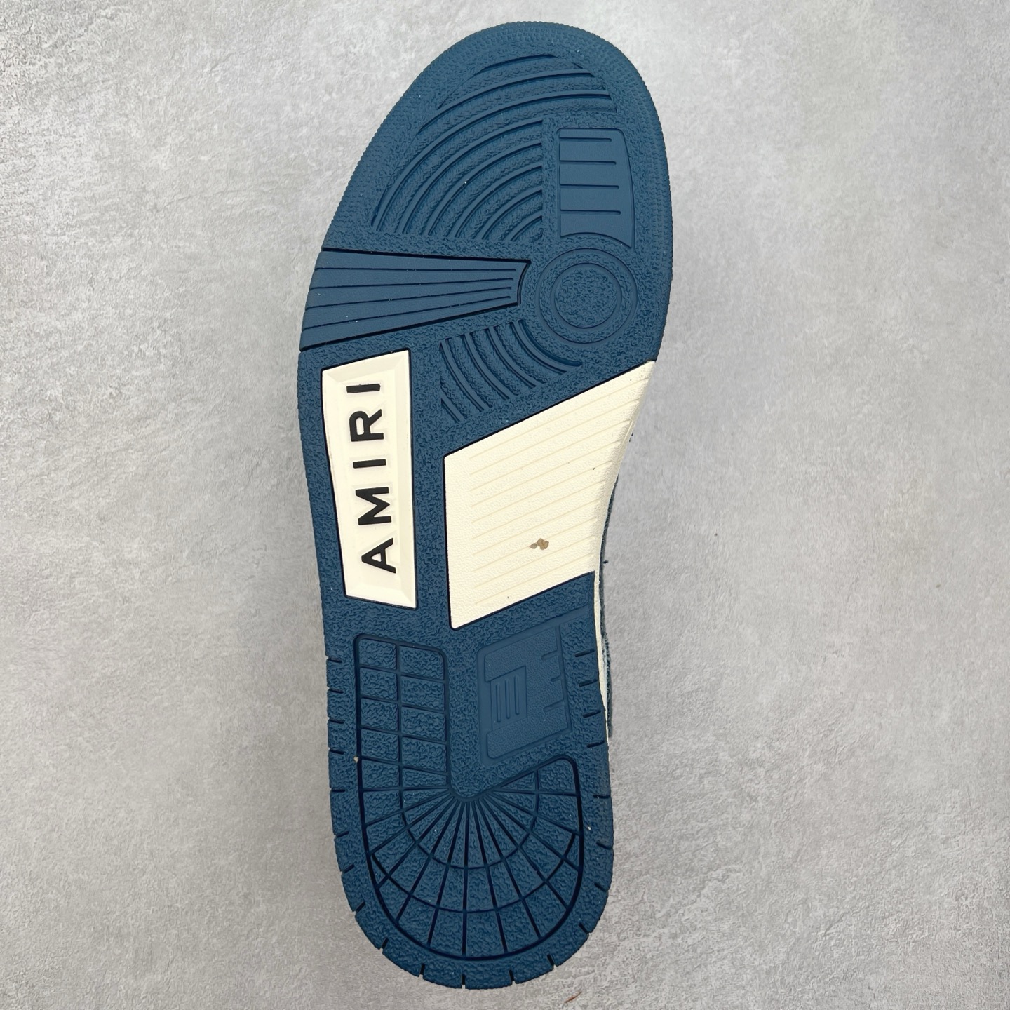 图片[9]-＃莞产 Amiri 埃米尔 Skeleton Low-Skel top Sneakers 骨骼系列情侣鞋 当潮顶流产品 众星上脚 低帮运动休闲板鞋 正确骨头形状 鞋舌外翻细节 头层牛皮双层加厚鞋面 鞋帮侧面骨头采用两张牛皮贴合处理 立体感更好 皮料切口均油边处理 定制金属LOGO铭牌及吊牌 并配有官方购物袋尽显高端大气 尺码 35 36 37 38 39 40 41 42 43 44 45-选品中心