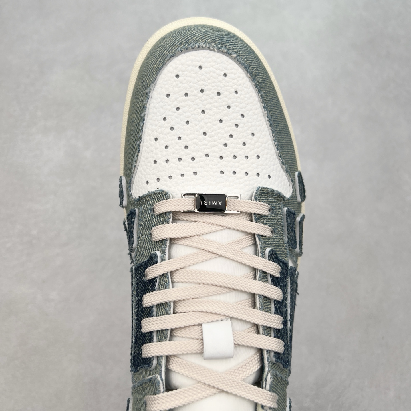 图片[4]-＃莞产 Amiri 埃米尔 Skeleton Low-Skel top Sneakers 骨骼系列情侣鞋 当潮顶流产品 众星上脚 低帮运动休闲板鞋 正确骨头形状 鞋舌外翻细节 头层牛皮双层加厚鞋面 鞋帮侧面骨头采用两张牛皮贴合处理 立体感更好 皮料切口均油边处理 定制金属LOGO铭牌及吊牌 并配有官方购物袋尽显高端大气 尺码 35 36 37 38 39 40 41 42 43 44 45-选品中心