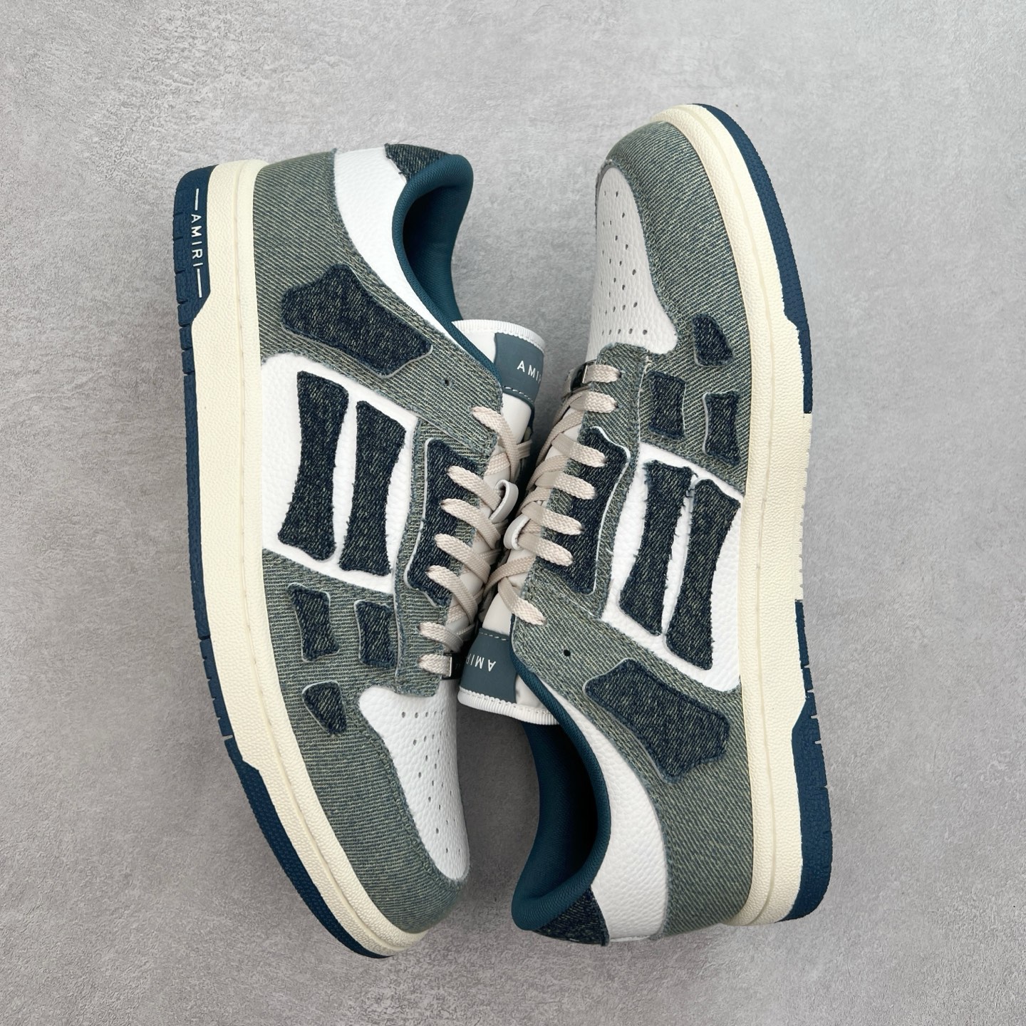 图片[3]-＃莞产 Amiri 埃米尔 Skeleton Low-Skel top Sneakers 骨骼系列情侣鞋 当潮顶流产品 众星上脚 低帮运动休闲板鞋 正确骨头形状 鞋舌外翻细节 头层牛皮双层加厚鞋面 鞋帮侧面骨头采用两张牛皮贴合处理 立体感更好 皮料切口均油边处理 定制金属LOGO铭牌及吊牌 并配有官方购物袋尽显高端大气 尺码 35 36 37 38 39 40 41 42 43 44 45-选品中心