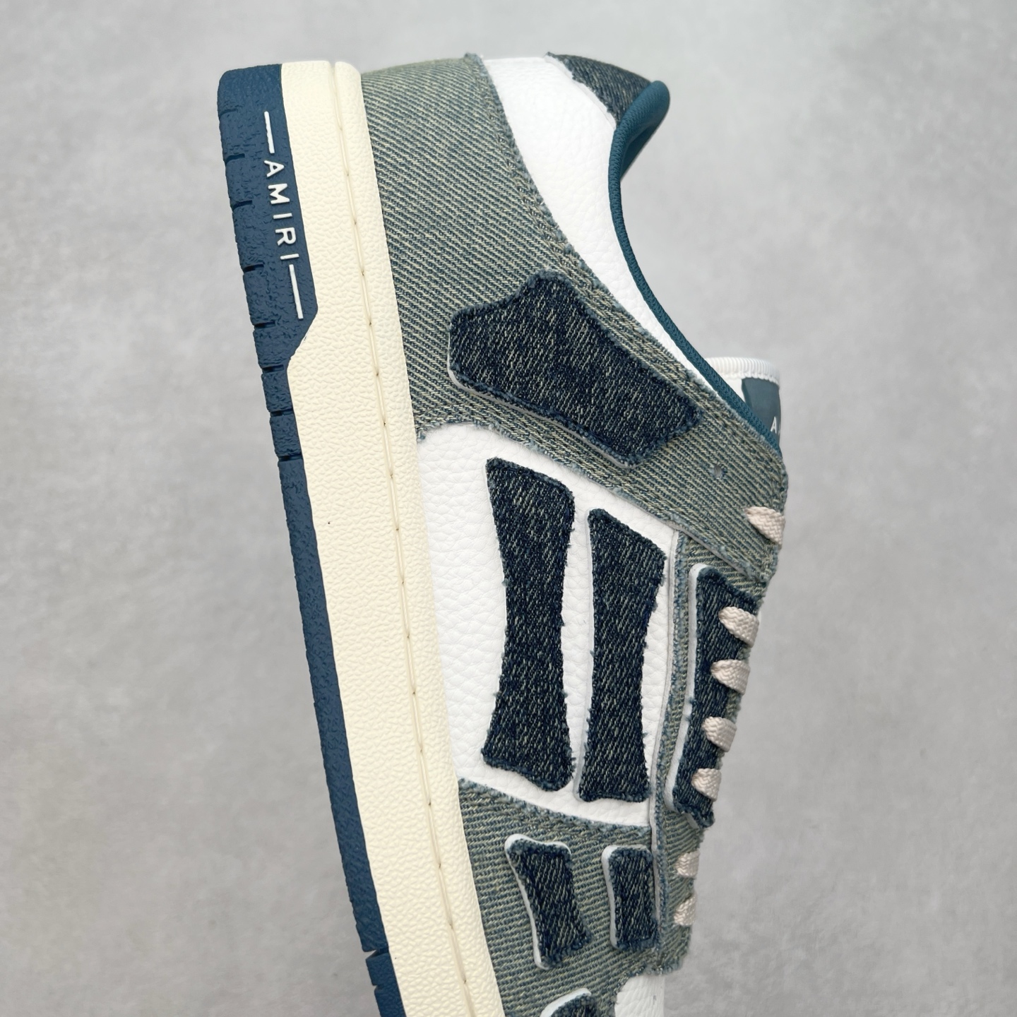 图片[6]-＃莞产 Amiri 埃米尔 Skeleton Low-Skel top Sneakers 骨骼系列情侣鞋 当潮顶流产品 众星上脚 低帮运动休闲板鞋 正确骨头形状 鞋舌外翻细节 头层牛皮双层加厚鞋面 鞋帮侧面骨头采用两张牛皮贴合处理 立体感更好 皮料切口均油边处理 定制金属LOGO铭牌及吊牌 并配有官方购物袋尽显高端大气 尺码 35 36 37 38 39 40 41 42 43 44 45-选品中心