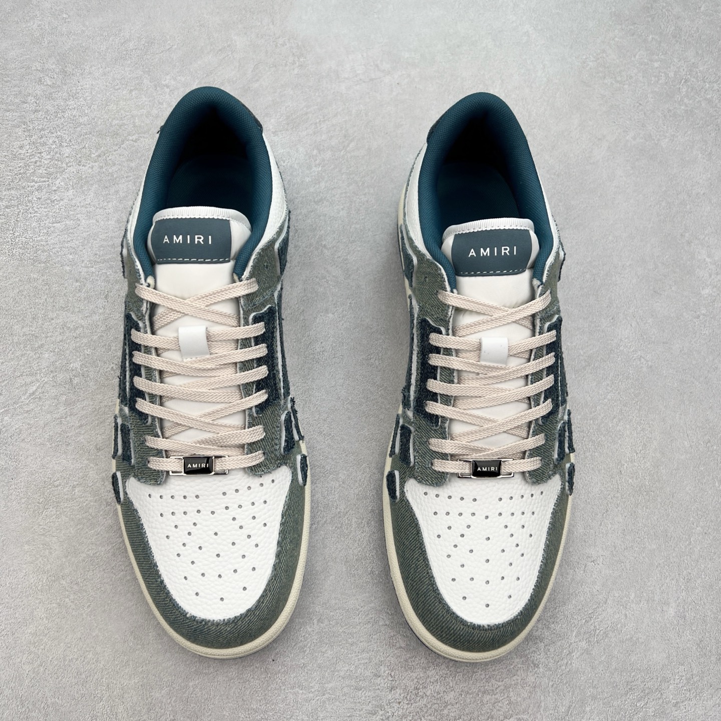 图片[2]-＃莞产 Amiri 埃米尔 Skeleton Low-Skel top Sneakers 骨骼系列情侣鞋 当潮顶流产品 众星上脚 低帮运动休闲板鞋 正确骨头形状 鞋舌外翻细节 头层牛皮双层加厚鞋面 鞋帮侧面骨头采用两张牛皮贴合处理 立体感更好 皮料切口均油边处理 定制金属LOGO铭牌及吊牌 并配有官方购物袋尽显高端大气 尺码 35 36 37 38 39 40 41 42 43 44 45-选品中心