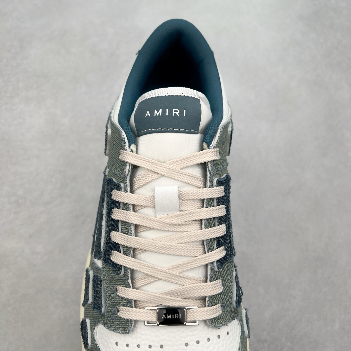 图片[5]-＃莞产 Amiri 埃米尔 Skeleton Low-Skel top Sneakers 骨骼系列情侣鞋 当潮顶流产品 众星上脚 低帮运动休闲板鞋 正确骨头形状 鞋舌外翻细节 头层牛皮双层加厚鞋面 鞋帮侧面骨头采用两张牛皮贴合处理 立体感更好 皮料切口均油边处理 定制金属LOGO铭牌及吊牌 并配有官方购物袋尽显高端大气 尺码 35 36 37 38 39 40 41 42 43 44 45-选品中心