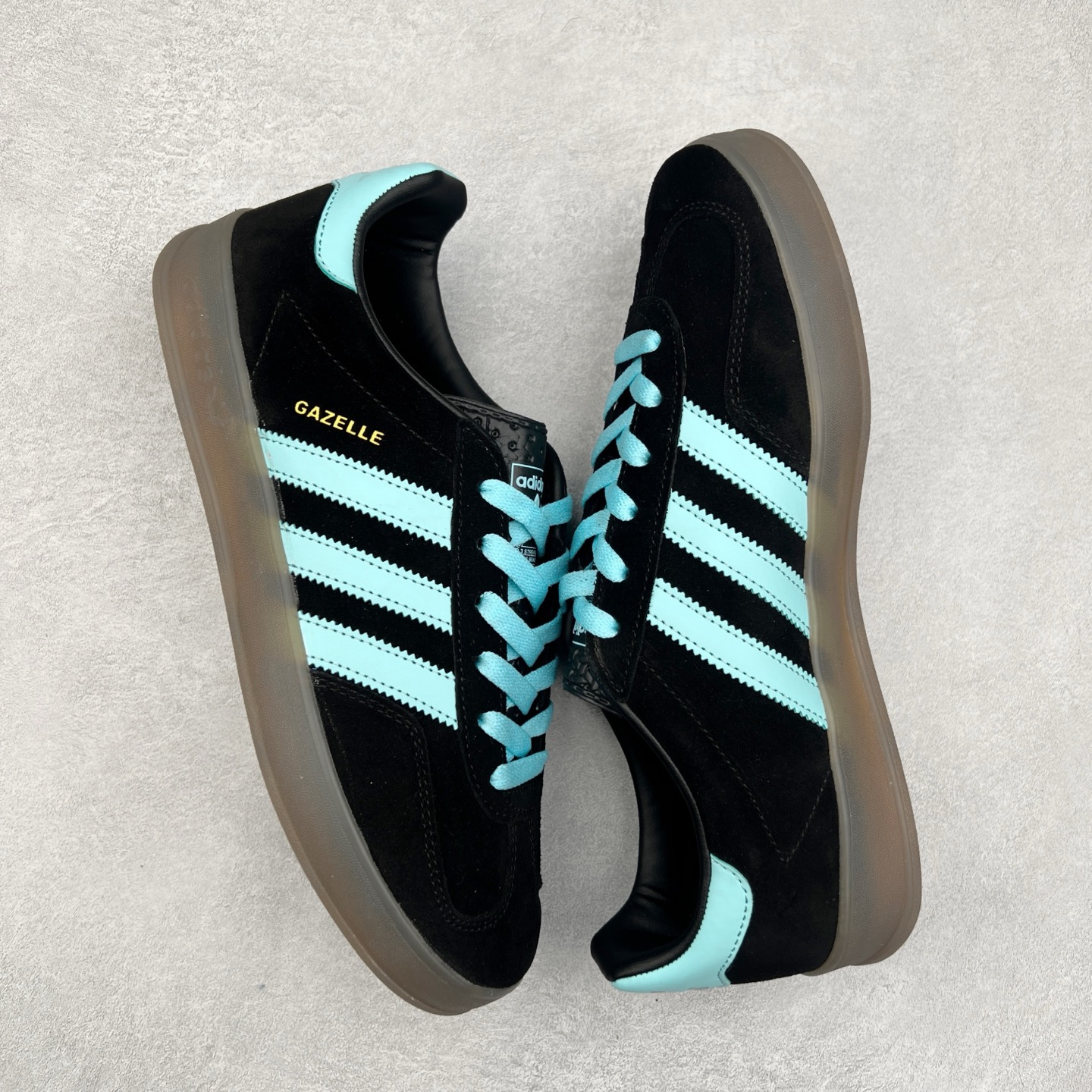 图片[3]-＃纯原福利 AD Original Gazelle Indoor Trainers 瞪羚室内鞋系列低帮复古百搭休闲运动德训风板鞋 JI2717 长期补货超性价比特供批次 原厂定制长毛翻毛皮组合环保纤维革鞋面材质 内置环保海玻璃鞋垫 外置RB橡胶大底 产品品控稳定性领先行业 原厂全套原楦原纸板冲刀磨具开发 原厂皮料加持 原厂港宝加持定型后跟R度完美 将复古进行到底 简约流畅 三十年不变经典 这款Gazelle运动鞋 无论面料、配色、质感或设计 都只在重现其1991年原款的经典 皮革鞋面 撞色三条纹和鞋跟标的设计 力求呈现90年代的经典复古风潮 Samba火热的同时 也带动了其它的复古鞋型 Gazelle便是其中一只 Gazelle Indoor拥有包边更宽的T字型鞋头 更好的保护运动员的前掌 浓浓的复古氛围感 非常适合现在流行的Cleanfit风格 尺码：35 36 36⅔ 37⅓ 38 38⅔ 39⅓ 40 40⅔ 41⅓ 42 42⅔ 43⅓ 44 44⅔ 45-选品中心