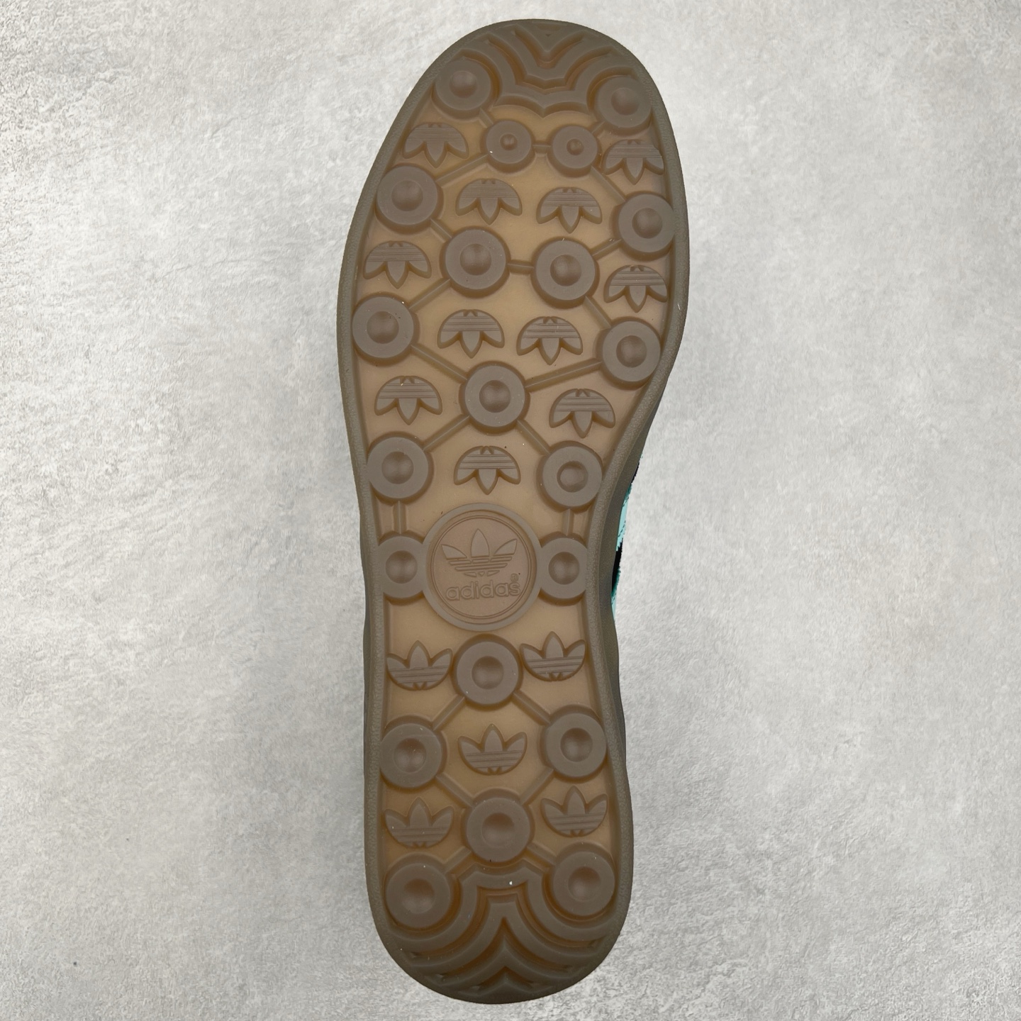 图片[9]-＃纯原福利 AD Original Gazelle Indoor Trainers 瞪羚室内鞋系列低帮复古百搭休闲运动德训风板鞋 JI2717 长期补货超性价比特供批次 原厂定制长毛翻毛皮组合环保纤维革鞋面材质 内置环保海玻璃鞋垫 外置RB橡胶大底 产品品控稳定性领先行业 原厂全套原楦原纸板冲刀磨具开发 原厂皮料加持 原厂港宝加持定型后跟R度完美 将复古进行到底 简约流畅 三十年不变经典 这款Gazelle运动鞋 无论面料、配色、质感或设计 都只在重现其1991年原款的经典 皮革鞋面 撞色三条纹和鞋跟标的设计 力求呈现90年代的经典复古风潮 Samba火热的同时 也带动了其它的复古鞋型 Gazelle便是其中一只 Gazelle Indoor拥有包边更宽的T字型鞋头 更好的保护运动员的前掌 浓浓的复古氛围感 非常适合现在流行的Cleanfit风格 尺码：35 36 36⅔ 37⅓ 38 38⅔ 39⅓ 40 40⅔ 41⅓ 42 42⅔ 43⅓ 44 44⅔ 45-选品中心