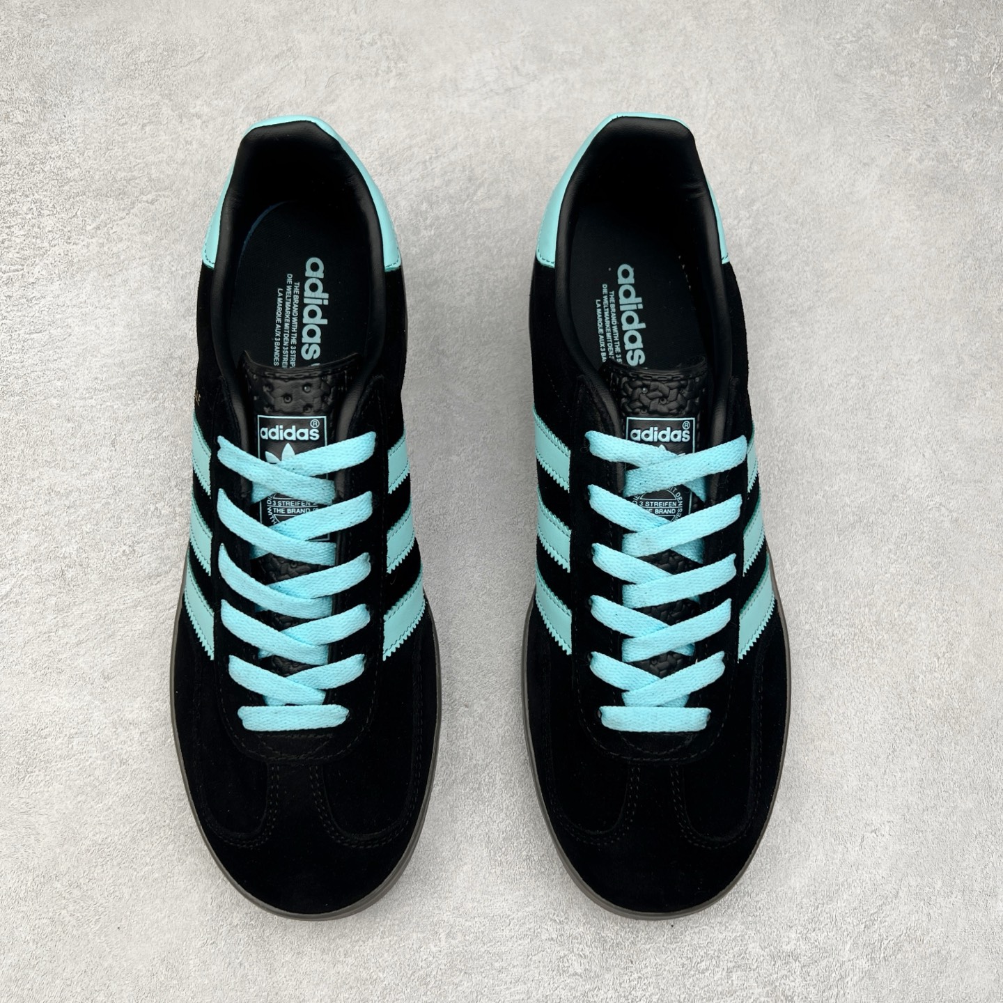 图片[2]-＃纯原福利 AD Original Gazelle Indoor Trainers 瞪羚室内鞋系列低帮复古百搭休闲运动德训风板鞋 JI2717 长期补货超性价比特供批次 原厂定制长毛翻毛皮组合环保纤维革鞋面材质 内置环保海玻璃鞋垫 外置RB橡胶大底 产品品控稳定性领先行业 原厂全套原楦原纸板冲刀磨具开发 原厂皮料加持 原厂港宝加持定型后跟R度完美 将复古进行到底 简约流畅 三十年不变经典 这款Gazelle运动鞋 无论面料、配色、质感或设计 都只在重现其1991年原款的经典 皮革鞋面 撞色三条纹和鞋跟标的设计 力求呈现90年代的经典复古风潮 Samba火热的同时 也带动了其它的复古鞋型 Gazelle便是其中一只 Gazelle Indoor拥有包边更宽的T字型鞋头 更好的保护运动员的前掌 浓浓的复古氛围感 非常适合现在流行的Cleanfit风格 尺码：35 36 36⅔ 37⅓ 38 38⅔ 39⅓ 40 40⅔ 41⅓ 42 42⅔ 43⅓ 44 44⅔ 45-选品中心