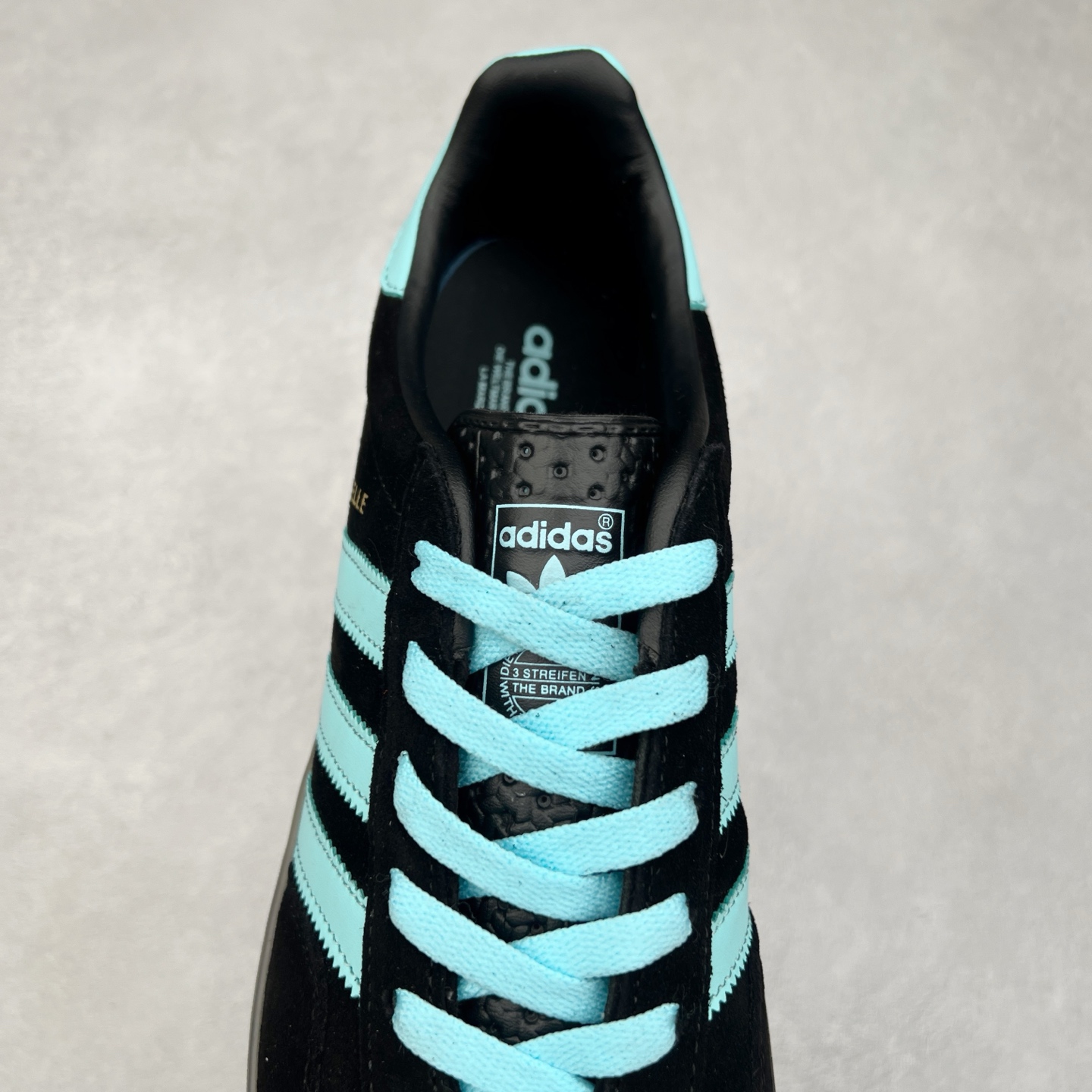 图片[5]-＃纯原福利 AD Original Gazelle Indoor Trainers 瞪羚室内鞋系列低帮复古百搭休闲运动德训风板鞋 JI2717 长期补货超性价比特供批次 原厂定制长毛翻毛皮组合环保纤维革鞋面材质 内置环保海玻璃鞋垫 外置RB橡胶大底 产品品控稳定性领先行业 原厂全套原楦原纸板冲刀磨具开发 原厂皮料加持 原厂港宝加持定型后跟R度完美 将复古进行到底 简约流畅 三十年不变经典 这款Gazelle运动鞋 无论面料、配色、质感或设计 都只在重现其1991年原款的经典 皮革鞋面 撞色三条纹和鞋跟标的设计 力求呈现90年代的经典复古风潮 Samba火热的同时 也带动了其它的复古鞋型 Gazelle便是其中一只 Gazelle Indoor拥有包边更宽的T字型鞋头 更好的保护运动员的前掌 浓浓的复古氛围感 非常适合现在流行的Cleanfit风格 尺码：35 36 36⅔ 37⅓ 38 38⅔ 39⅓ 40 40⅔ 41⅓ 42 42⅔ 43⅓ 44 44⅔ 45-选品中心