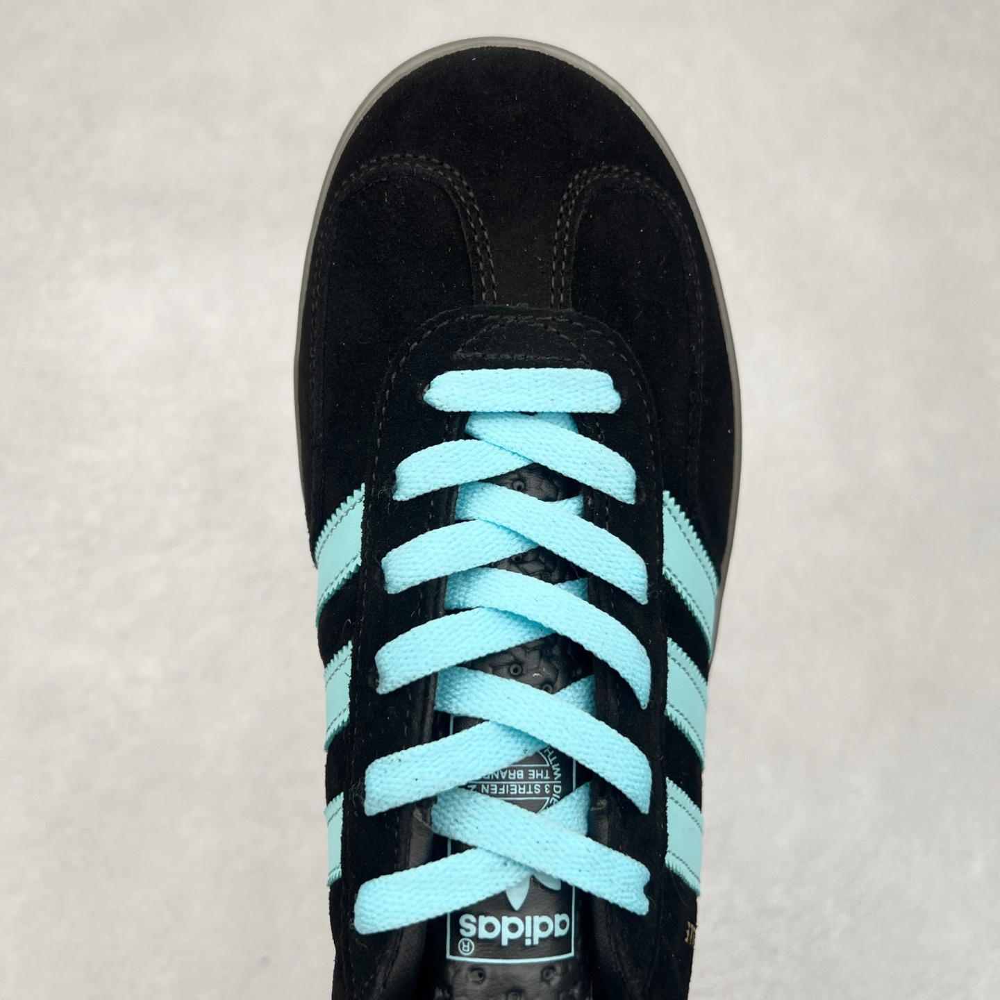 图片[4]-＃纯原福利 AD Original Gazelle Indoor Trainers 瞪羚室内鞋系列低帮复古百搭休闲运动德训风板鞋 JI2717 长期补货超性价比特供批次 原厂定制长毛翻毛皮组合环保纤维革鞋面材质 内置环保海玻璃鞋垫 外置RB橡胶大底 产品品控稳定性领先行业 原厂全套原楦原纸板冲刀磨具开发 原厂皮料加持 原厂港宝加持定型后跟R度完美 将复古进行到底 简约流畅 三十年不变经典 这款Gazelle运动鞋 无论面料、配色、质感或设计 都只在重现其1991年原款的经典 皮革鞋面 撞色三条纹和鞋跟标的设计 力求呈现90年代的经典复古风潮 Samba火热的同时 也带动了其它的复古鞋型 Gazelle便是其中一只 Gazelle Indoor拥有包边更宽的T字型鞋头 更好的保护运动员的前掌 浓浓的复古氛围感 非常适合现在流行的Cleanfit风格 尺码：35 36 36⅔ 37⅓ 38 38⅔ 39⅓ 40 40⅔ 41⅓ 42 42⅔ 43⅓ 44 44⅔ 45-选品中心