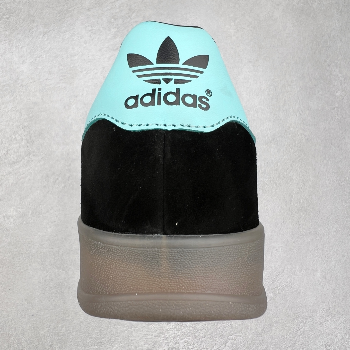 图片[8]-＃纯原福利 AD Original Gazelle Indoor Trainers 瞪羚室内鞋系列低帮复古百搭休闲运动德训风板鞋 JI2717 长期补货超性价比特供批次 原厂定制长毛翻毛皮组合环保纤维革鞋面材质 内置环保海玻璃鞋垫 外置RB橡胶大底 产品品控稳定性领先行业 原厂全套原楦原纸板冲刀磨具开发 原厂皮料加持 原厂港宝加持定型后跟R度完美 将复古进行到底 简约流畅 三十年不变经典 这款Gazelle运动鞋 无论面料、配色、质感或设计 都只在重现其1991年原款的经典 皮革鞋面 撞色三条纹和鞋跟标的设计 力求呈现90年代的经典复古风潮 Samba火热的同时 也带动了其它的复古鞋型 Gazelle便是其中一只 Gazelle Indoor拥有包边更宽的T字型鞋头 更好的保护运动员的前掌 浓浓的复古氛围感 非常适合现在流行的Cleanfit风格 尺码：35 36 36⅔ 37⅓ 38 38⅔ 39⅓ 40 40⅔ 41⅓ 42 42⅔ 43⅓ 44 44⅔ 45-选品中心