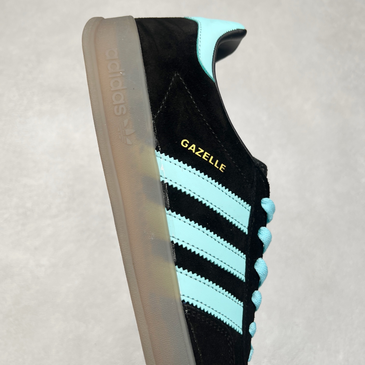 图片[6]-＃纯原福利 AD Original Gazelle Indoor Trainers 瞪羚室内鞋系列低帮复古百搭休闲运动德训风板鞋 JI2717 长期补货超性价比特供批次 原厂定制长毛翻毛皮组合环保纤维革鞋面材质 内置环保海玻璃鞋垫 外置RB橡胶大底 产品品控稳定性领先行业 原厂全套原楦原纸板冲刀磨具开发 原厂皮料加持 原厂港宝加持定型后跟R度完美 将复古进行到底 简约流畅 三十年不变经典 这款Gazelle运动鞋 无论面料、配色、质感或设计 都只在重现其1991年原款的经典 皮革鞋面 撞色三条纹和鞋跟标的设计 力求呈现90年代的经典复古风潮 Samba火热的同时 也带动了其它的复古鞋型 Gazelle便是其中一只 Gazelle Indoor拥有包边更宽的T字型鞋头 更好的保护运动员的前掌 浓浓的复古氛围感 非常适合现在流行的Cleanfit风格 尺码：35 36 36⅔ 37⅓ 38 38⅔ 39⅓ 40 40⅔ 41⅓ 42 42⅔ 43⅓ 44 44⅔ 45-选品中心