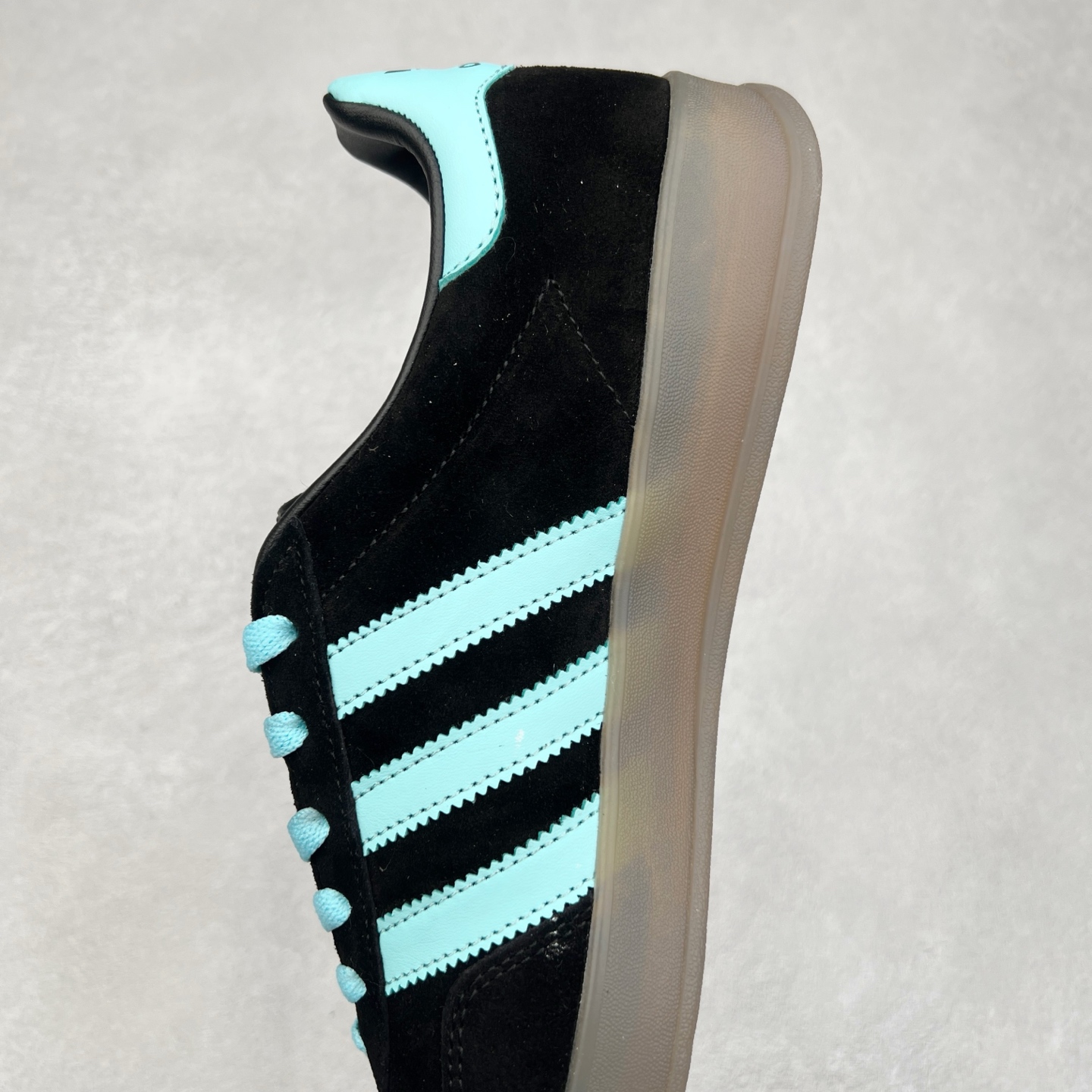 图片[7]-＃纯原福利 AD Original Gazelle Indoor Trainers 瞪羚室内鞋系列低帮复古百搭休闲运动德训风板鞋 JI2717 长期补货超性价比特供批次 原厂定制长毛翻毛皮组合环保纤维革鞋面材质 内置环保海玻璃鞋垫 外置RB橡胶大底 产品品控稳定性领先行业 原厂全套原楦原纸板冲刀磨具开发 原厂皮料加持 原厂港宝加持定型后跟R度完美 将复古进行到底 简约流畅 三十年不变经典 这款Gazelle运动鞋 无论面料、配色、质感或设计 都只在重现其1991年原款的经典 皮革鞋面 撞色三条纹和鞋跟标的设计 力求呈现90年代的经典复古风潮 Samba火热的同时 也带动了其它的复古鞋型 Gazelle便是其中一只 Gazelle Indoor拥有包边更宽的T字型鞋头 更好的保护运动员的前掌 浓浓的复古氛围感 非常适合现在流行的Cleanfit风格 尺码：35 36 36⅔ 37⅓ 38 38⅔ 39⅓ 40 40⅔ 41⅓ 42 42⅔ 43⅓ 44 44⅔ 45-选品中心