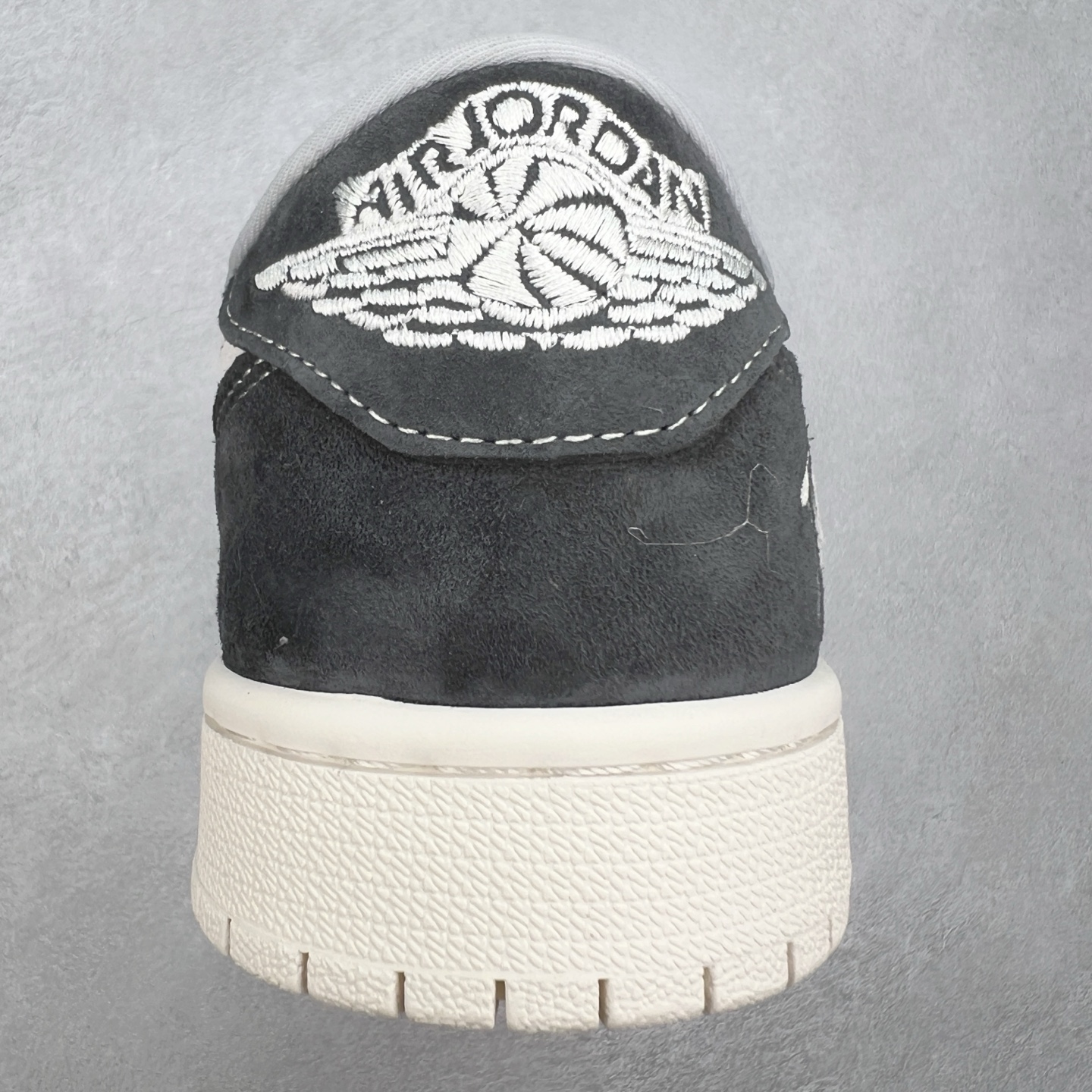 图片[8]-＃福利特价 TS x Air Jordan AJ1 Low 倒钩低帮联名定制配色 原厂内置气垫魔块 A模大底 头层小牛皮 鞋舌AJ原厂专用牛津布+AJ专用反口珍珠布+原厂无杂质高弹内里海棉+特殊封边弹力鞋带 实拍调校N版已经零色差零失真 百分百还原实物色彩所见即所得 不存在货不对板色差等低级问题 选购参考实物拍摄 不混卖不参货 只用心做好货严格选品 承诺混一赔十 尺码：36 36.5 37.5 38 38.5 39 40 40.5 41 42 42.5 43 44 44.5 45-选品中心