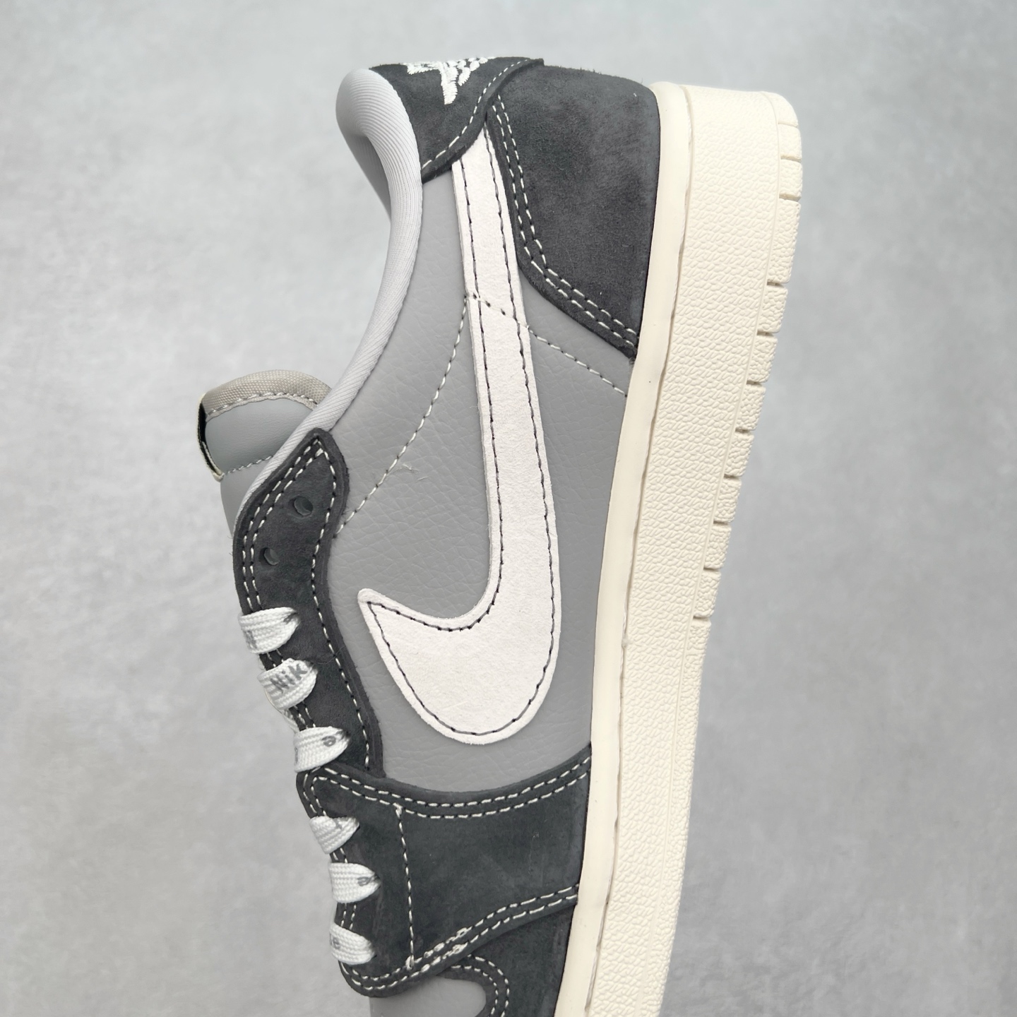 图片[7]-＃福利特价 TS x Air Jordan AJ1 Low 倒钩低帮联名定制配色 原厂内置气垫魔块 A模大底 头层小牛皮 鞋舌AJ原厂专用牛津布+AJ专用反口珍珠布+原厂无杂质高弹内里海棉+特殊封边弹力鞋带 实拍调校N版已经零色差零失真 百分百还原实物色彩所见即所得 不存在货不对板色差等低级问题 选购参考实物拍摄 不混卖不参货 只用心做好货严格选品 承诺混一赔十 尺码：36 36.5 37.5 38 38.5 39 40 40.5 41 42 42.5 43 44 44.5 45-选品中心