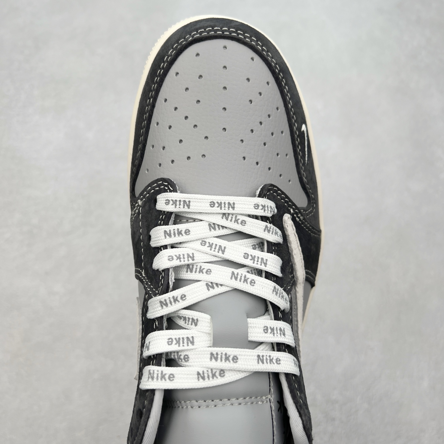 图片[4]-＃福利特价 TS x Air Jordan AJ1 Low 倒钩低帮联名定制配色 原厂内置气垫魔块 A模大底 头层小牛皮 鞋舌AJ原厂专用牛津布+AJ专用反口珍珠布+原厂无杂质高弹内里海棉+特殊封边弹力鞋带 实拍调校N版已经零色差零失真 百分百还原实物色彩所见即所得 不存在货不对板色差等低级问题 选购参考实物拍摄 不混卖不参货 只用心做好货严格选品 承诺混一赔十 尺码：36 36.5 37.5 38 38.5 39 40 40.5 41 42 42.5 43 44 44.5 45-选品中心