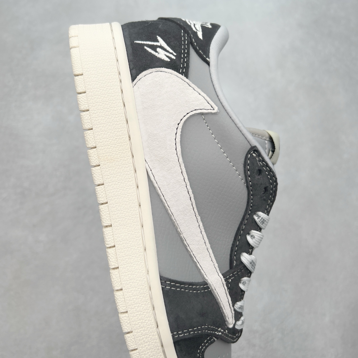 图片[6]-＃福利特价 TS x Air Jordan AJ1 Low 倒钩低帮联名定制配色 原厂内置气垫魔块 A模大底 头层小牛皮 鞋舌AJ原厂专用牛津布+AJ专用反口珍珠布+原厂无杂质高弹内里海棉+特殊封边弹力鞋带 实拍调校N版已经零色差零失真 百分百还原实物色彩所见即所得 不存在货不对板色差等低级问题 选购参考实物拍摄 不混卖不参货 只用心做好货严格选品 承诺混一赔十 尺码：36 36.5 37.5 38 38.5 39 40 40.5 41 42 42.5 43 44 44.5 45-选品中心