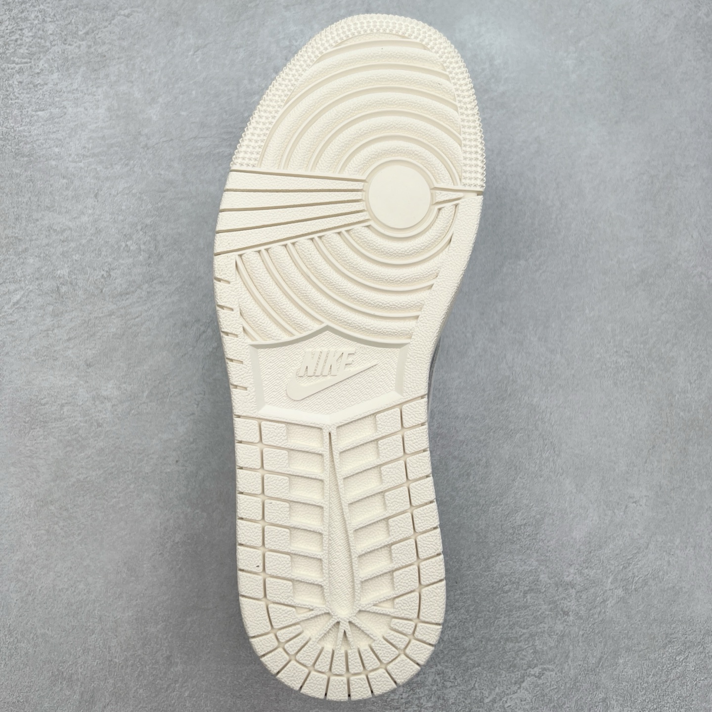 图片[9]-＃福利特价 TS x Air Jordan AJ1 Low 倒钩低帮联名定制配色 原厂内置气垫魔块 A模大底 头层小牛皮 鞋舌AJ原厂专用牛津布+AJ专用反口珍珠布+原厂无杂质高弹内里海棉+特殊封边弹力鞋带 实拍调校N版已经零色差零失真 百分百还原实物色彩所见即所得 不存在货不对板色差等低级问题 选购参考实物拍摄 不混卖不参货 只用心做好货严格选品 承诺混一赔十 尺码：36 36.5 37.5 38 38.5 39 40 40.5 41 42 42.5 43 44 44.5 45-选品中心