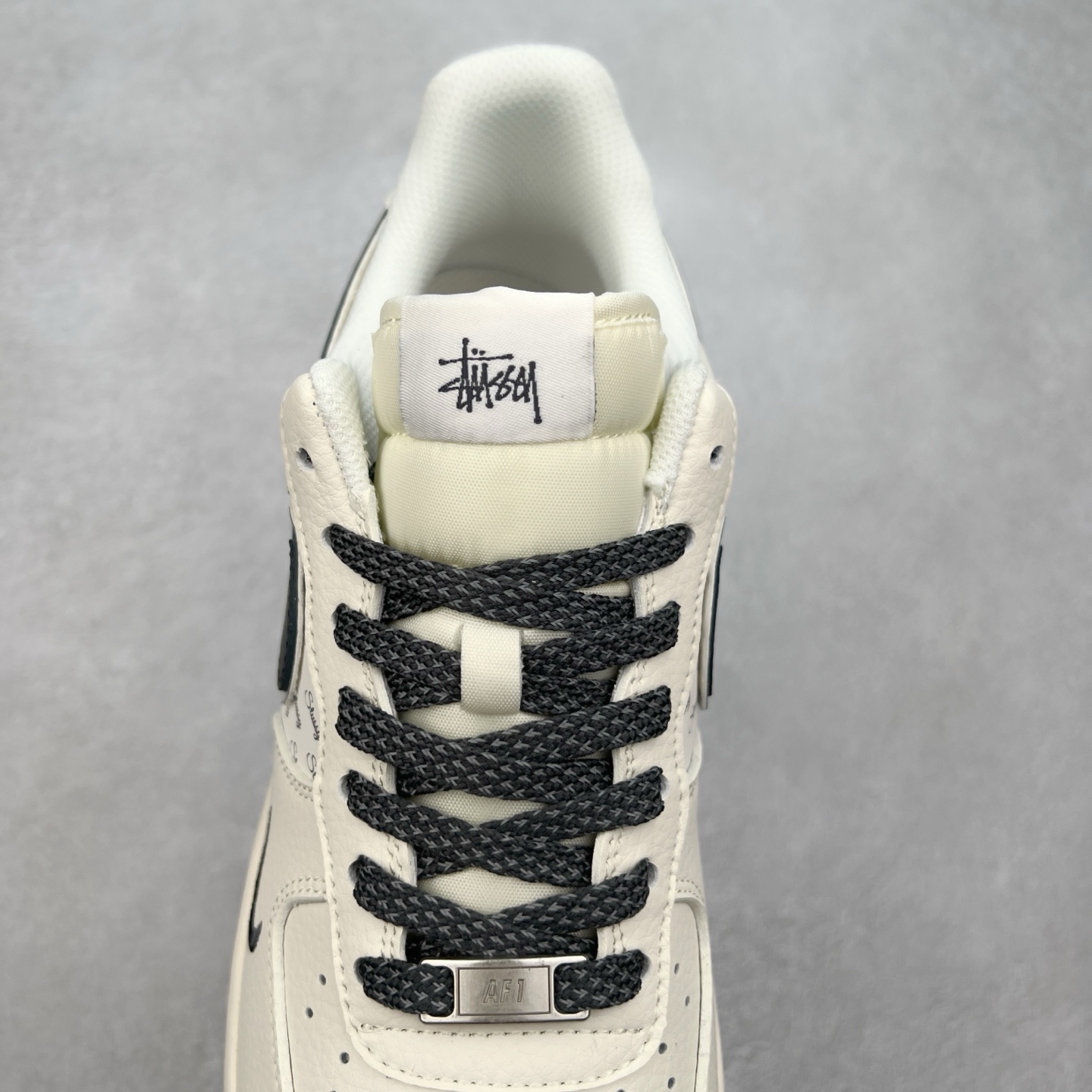 图片[5]-＃福利特价 NK Air Force 1´07 Low 空军一号低帮百搭休闲运动板鞋 柔软、弹性十足的缓震性能和出色的中底设计 横跨复古与现代的外型结合 造就出风靡全球 三十多年的Force 1 直到今天还深受青睐 实拍调校N版已经零色差零失真 百分百还原实物色彩所见即所得 不存在货不对板色差等低级问题 选购参考实物拍摄 不混卖不参货 只用心做好货严格选品 承诺混一赔十 尺码：36 36.5 37.5 38 38.5 39 40 40.5 41 42 42.5 43 44 44.5 45-选品中心