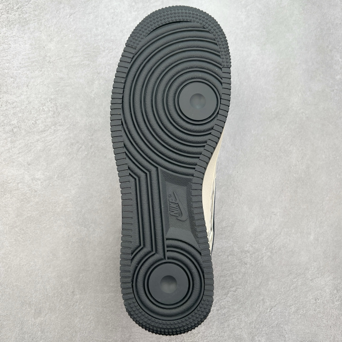 图片[9]-＃福利特价 NK Air Force 1´07 Low 空军一号低帮百搭休闲运动板鞋 柔软、弹性十足的缓震性能和出色的中底设计 横跨复古与现代的外型结合 造就出风靡全球 三十多年的Force 1 直到今天还深受青睐 实拍调校N版已经零色差零失真 百分百还原实物色彩所见即所得 不存在货不对板色差等低级问题 选购参考实物拍摄 不混卖不参货 只用心做好货严格选品 承诺混一赔十 尺码：36 36.5 37.5 38 38.5 39 40 40.5 41 42 42.5 43 44 44.5 45-选品中心