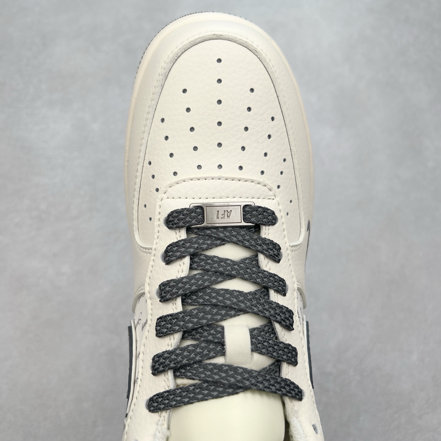 图片[4]-＃福利特价 NK Air Force 1´07 Low 空军一号低帮百搭休闲运动板鞋 柔软、弹性十足的缓震性能和出色的中底设计 横跨复古与现代的外型结合 造就出风靡全球 三十多年的Force 1 直到今天还深受青睐 实拍调校N版已经零色差零失真 百分百还原实物色彩所见即所得 不存在货不对板色差等低级问题 选购参考实物拍摄 不混卖不参货 只用心做好货严格选品 承诺混一赔十 尺码：36 36.5 37.5 38 38.5 39 40 40.5 41 42 42.5 43 44 44.5 45-选品中心