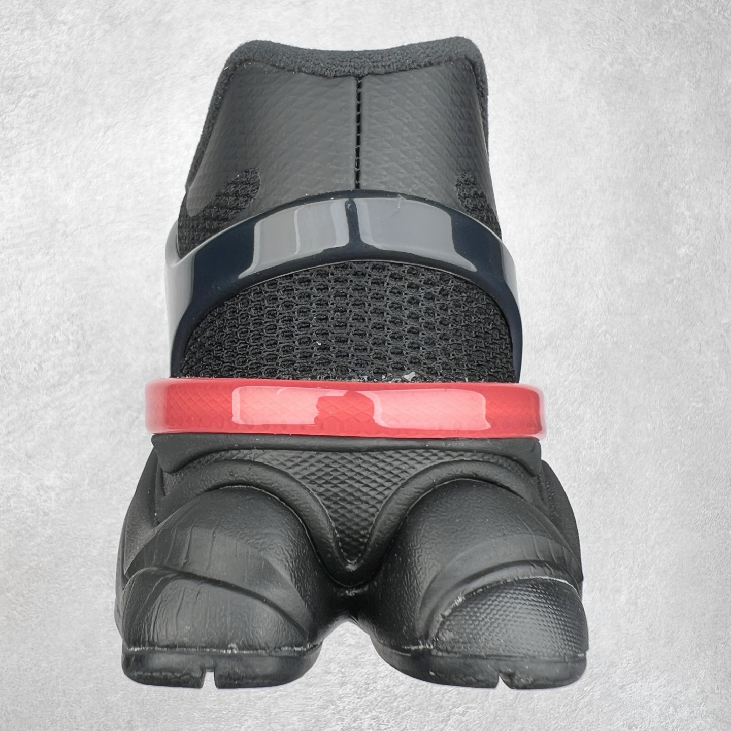 图片[8]-New Balance NB9060 复古运动鞋 新百伦又带来了新鞋型 并且是与芝加哥街头品牌 Joe Freshgoods 的联名款 鞋身主体采用了类似 990 系列的设计风格 与传统复古慢跑鞋区别不大 最大的变化就是鞋底部分 在传统设计的中底外层 增加了多个分区的模块 圆润的线条设计与我们熟悉的 New Balance 风格截然不同 但与同样充满弧形线条的鞋面搭配 看起来毫无违和感 尺码：36-45-选品中心