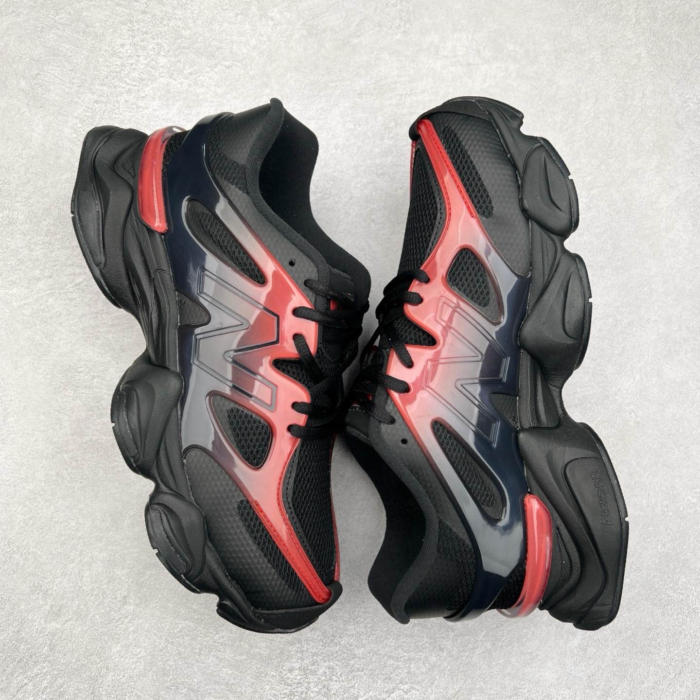 图片[3]-New Balance NB9060 复古运动鞋 新百伦又带来了新鞋型 并且是与芝加哥街头品牌 Joe Freshgoods 的联名款 鞋身主体采用了类似 990 系列的设计风格 与传统复古慢跑鞋区别不大 最大的变化就是鞋底部分 在传统设计的中底外层 增加了多个分区的模块 圆润的线条设计与我们熟悉的 New Balance 风格截然不同 但与同样充满弧形线条的鞋面搭配 看起来毫无违和感 尺码：36-45-选品中心