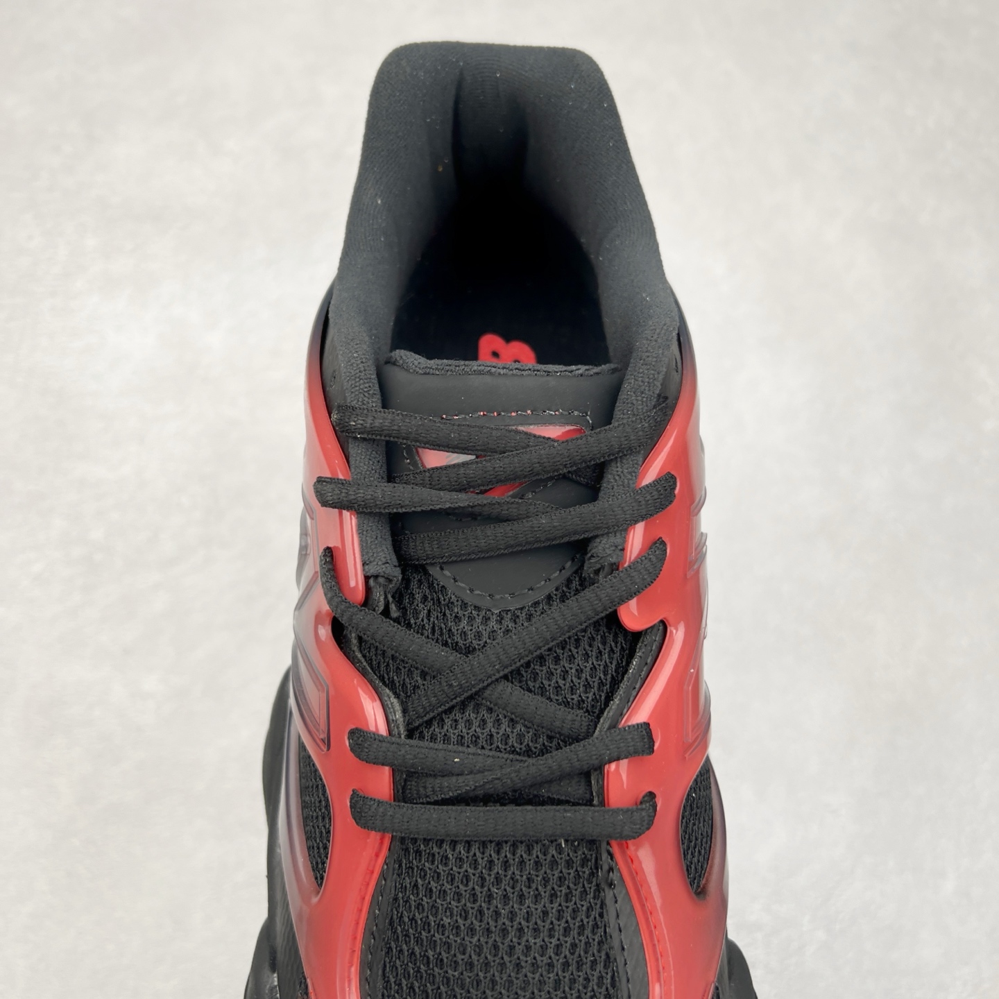 图片[5]-New Balance NB9060 复古运动鞋 新百伦又带来了新鞋型 并且是与芝加哥街头品牌 Joe Freshgoods 的联名款 鞋身主体采用了类似 990 系列的设计风格 与传统复古慢跑鞋区别不大 最大的变化就是鞋底部分 在传统设计的中底外层 增加了多个分区的模块 圆润的线条设计与我们熟悉的 New Balance 风格截然不同 但与同样充满弧形线条的鞋面搭配 看起来毫无违和感 尺码：36-45-选品中心