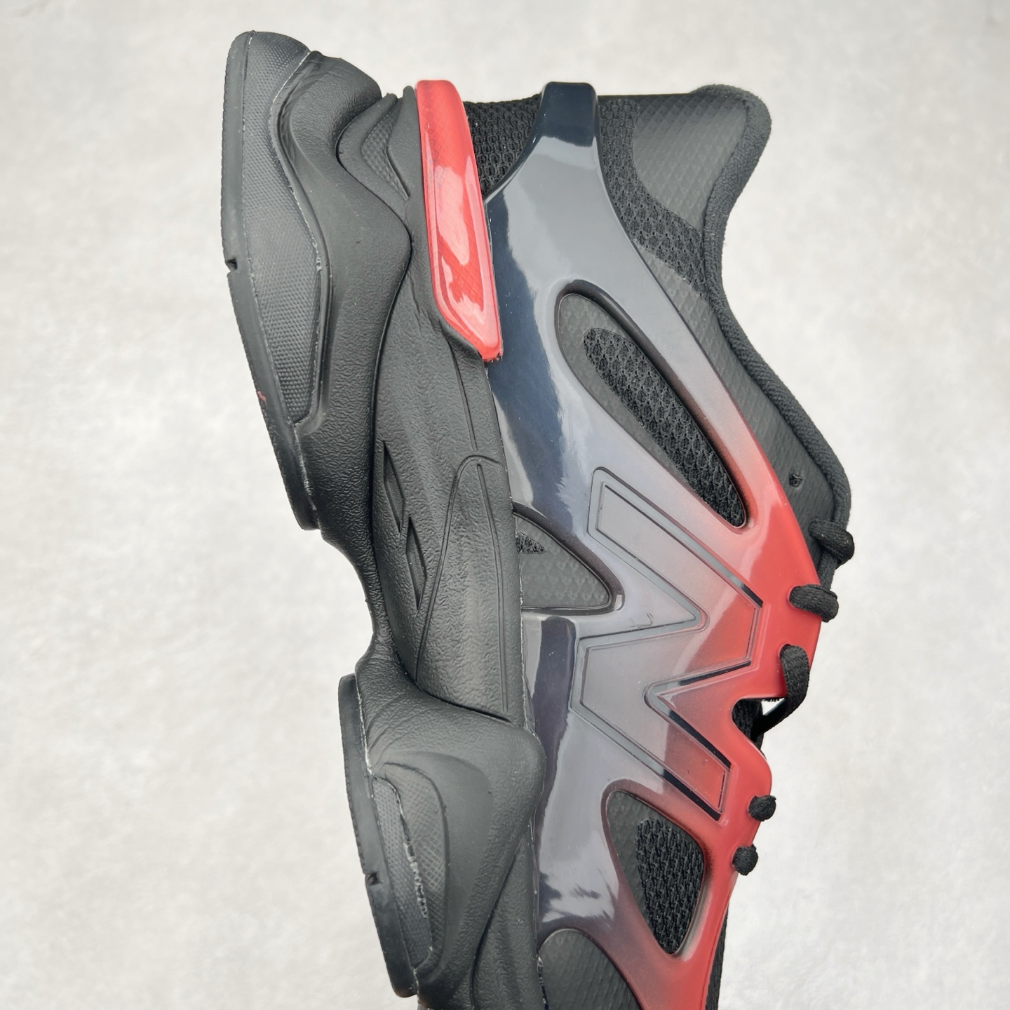 图片[6]-New Balance NB9060 复古运动鞋 新百伦又带来了新鞋型 并且是与芝加哥街头品牌 Joe Freshgoods 的联名款 鞋身主体采用了类似 990 系列的设计风格 与传统复古慢跑鞋区别不大 最大的变化就是鞋底部分 在传统设计的中底外层 增加了多个分区的模块 圆润的线条设计与我们熟悉的 New Balance 风格截然不同 但与同样充满弧形线条的鞋面搭配 看起来毫无违和感 尺码：36-45-选品中心