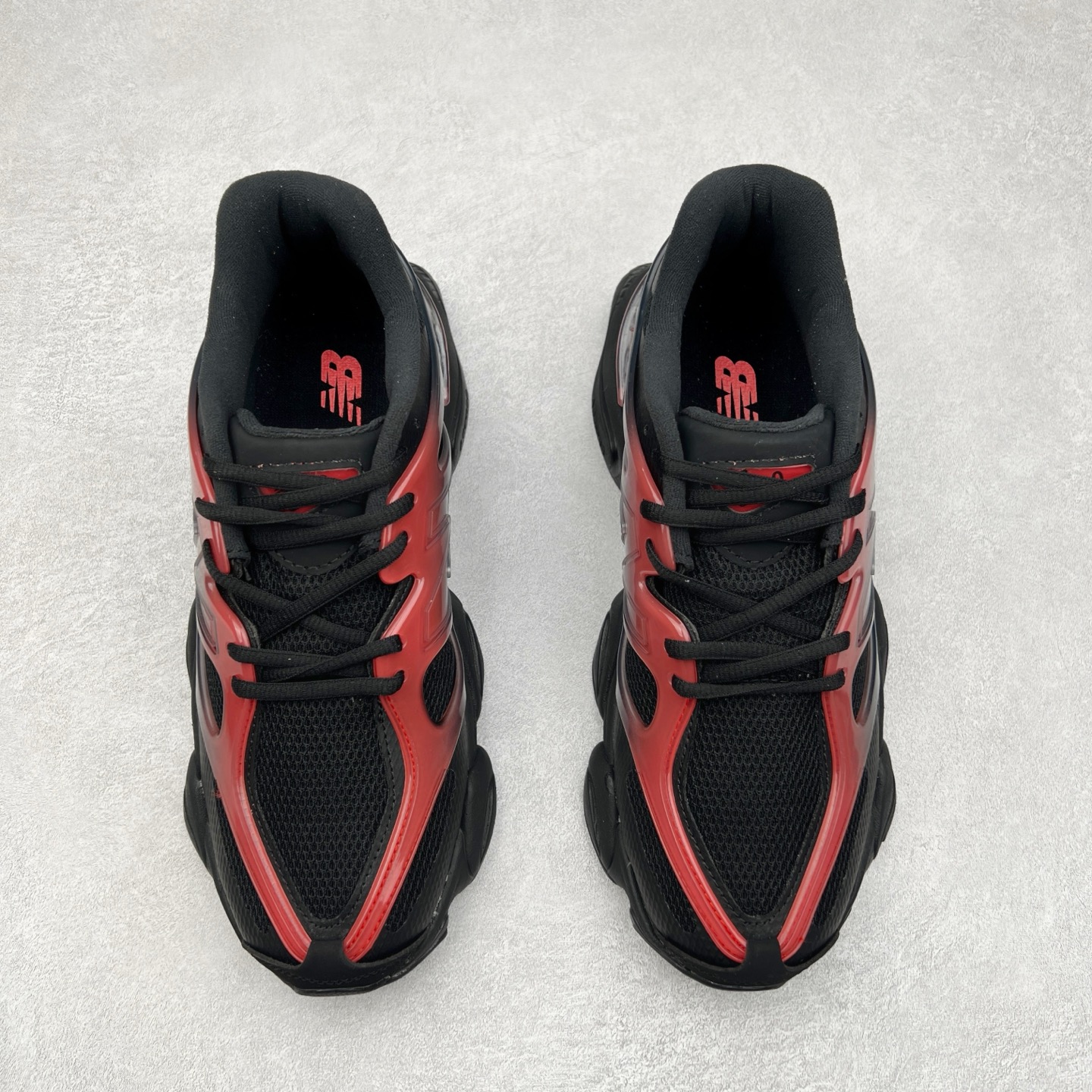 图片[2]-New Balance NB9060 复古运动鞋 新百伦又带来了新鞋型 并且是与芝加哥街头品牌 Joe Freshgoods 的联名款 鞋身主体采用了类似 990 系列的设计风格 与传统复古慢跑鞋区别不大 最大的变化就是鞋底部分 在传统设计的中底外层 增加了多个分区的模块 圆润的线条设计与我们熟悉的 New Balance 风格截然不同 但与同样充满弧形线条的鞋面搭配 看起来毫无违和感 尺码：36-45-选品中心