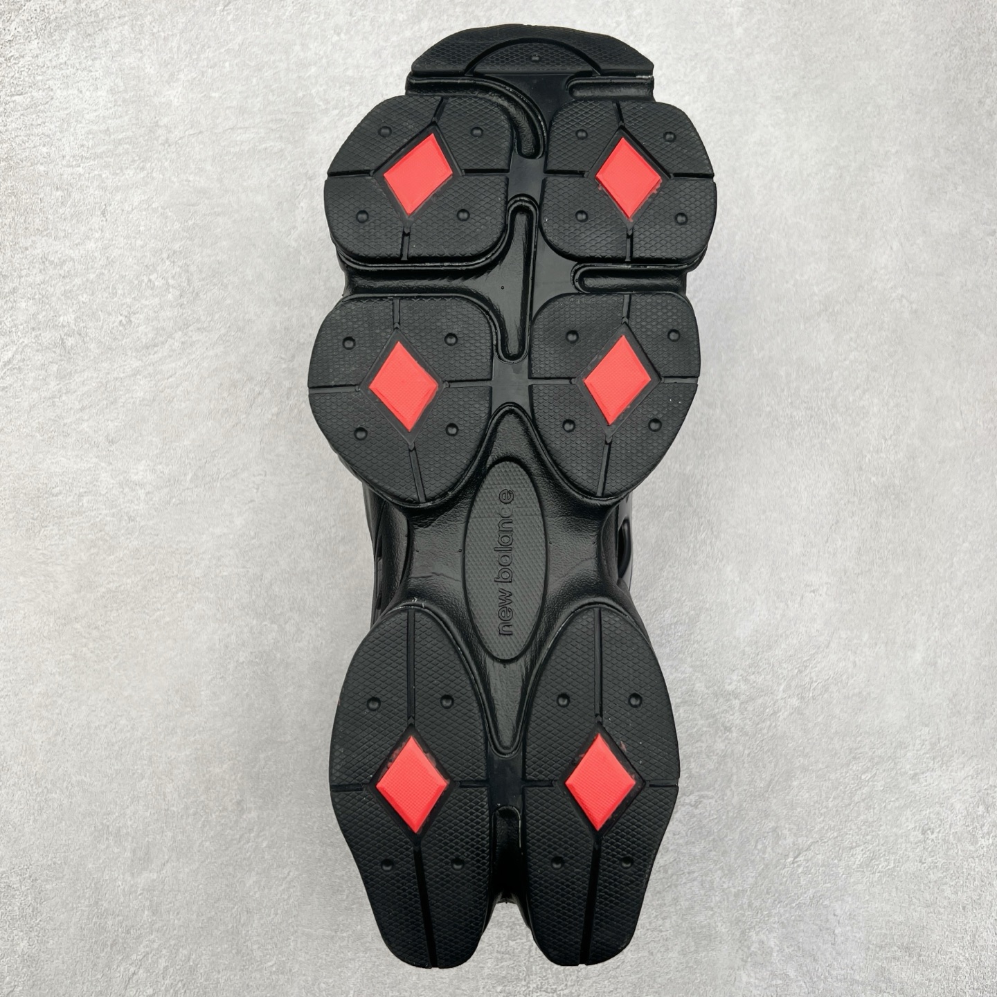 图片[9]-New Balance NB9060 复古运动鞋 新百伦又带来了新鞋型 并且是与芝加哥街头品牌 Joe Freshgoods 的联名款 鞋身主体采用了类似 990 系列的设计风格 与传统复古慢跑鞋区别不大 最大的变化就是鞋底部分 在传统设计的中底外层 增加了多个分区的模块 圆润的线条设计与我们熟悉的 New Balance 风格截然不同 但与同样充满弧形线条的鞋面搭配 看起来毫无违和感 尺码：36-45-选品中心