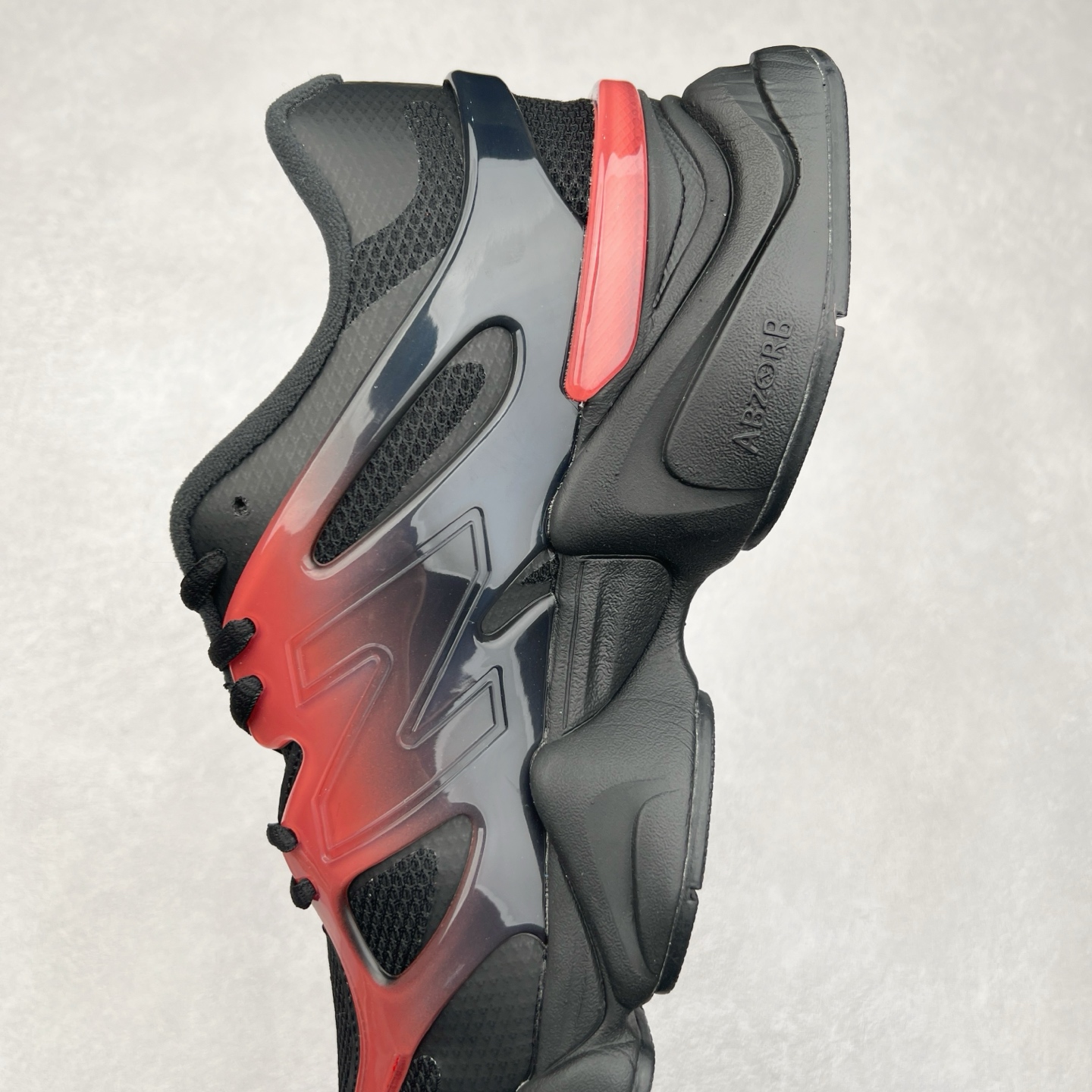 图片[7]-New Balance NB9060 复古运动鞋 新百伦又带来了新鞋型 并且是与芝加哥街头品牌 Joe Freshgoods 的联名款 鞋身主体采用了类似 990 系列的设计风格 与传统复古慢跑鞋区别不大 最大的变化就是鞋底部分 在传统设计的中底外层 增加了多个分区的模块 圆润的线条设计与我们熟悉的 New Balance 风格截然不同 但与同样充满弧形线条的鞋面搭配 看起来毫无违和感 尺码：36-45-选品中心