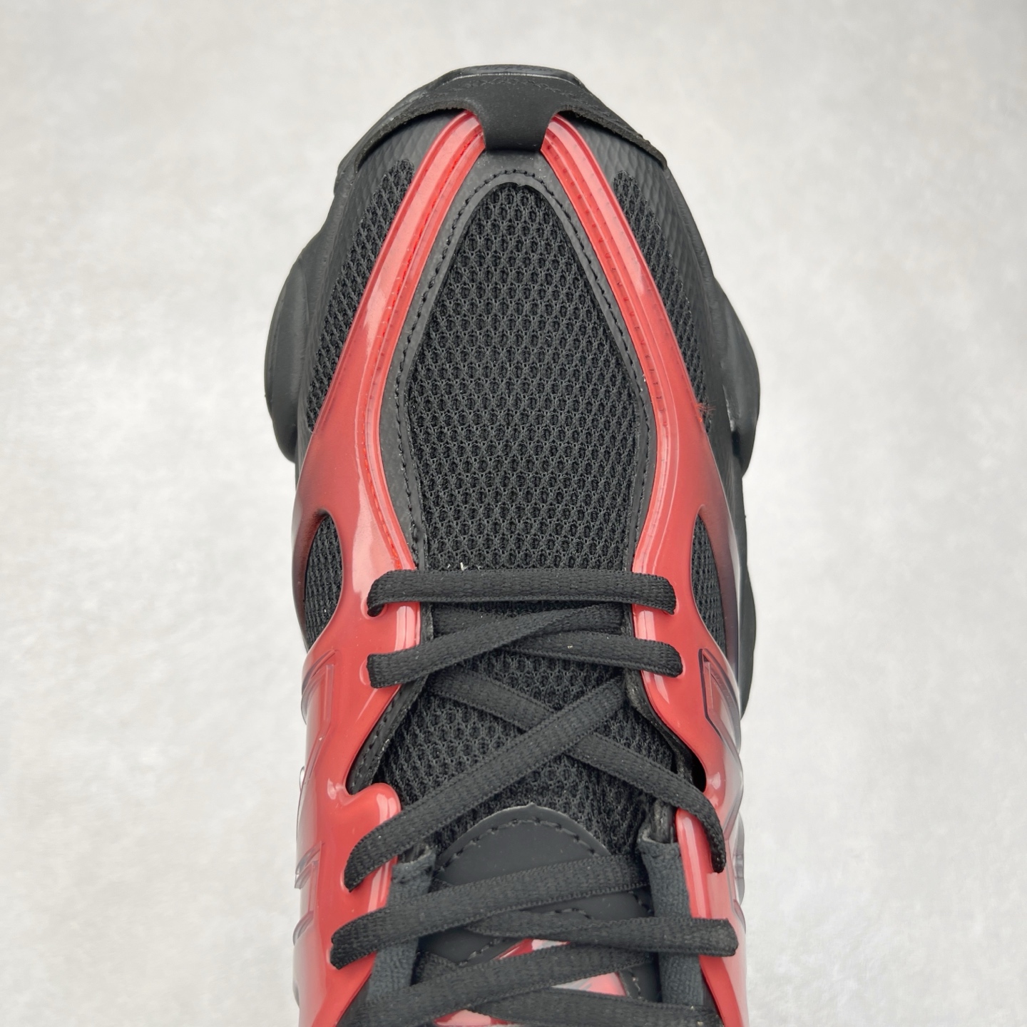 图片[4]-New Balance NB9060 复古运动鞋 新百伦又带来了新鞋型 并且是与芝加哥街头品牌 Joe Freshgoods 的联名款 鞋身主体采用了类似 990 系列的设计风格 与传统复古慢跑鞋区别不大 最大的变化就是鞋底部分 在传统设计的中底外层 增加了多个分区的模块 圆润的线条设计与我们熟悉的 New Balance 风格截然不同 但与同样充满弧形线条的鞋面搭配 看起来毫无违和感 尺码：36-45-选品中心