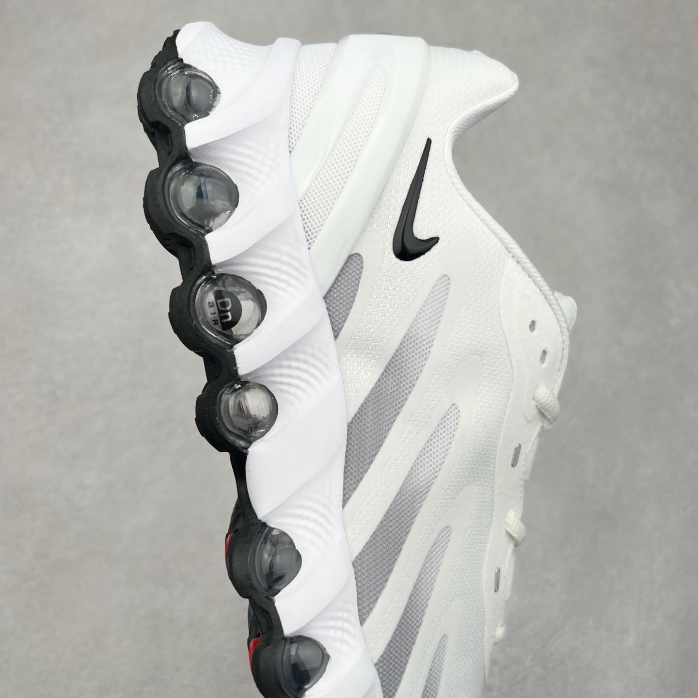 图片[6]-NK Air Max DN8 全掌科技气垫缓震运动跑鞋 FQ7860-020 DN8的核心亮点在于其八腔气垫结构 根据不同部位设定的气压值专为行走设计 提供卓越的舒适感 鞋面的设计让人联想到上世纪90年代末至2000年代初的多款Air Max 中底上系列圆形孔洞引发了热议 不少人将其与竞争品牌的缓震技术进行比较 例如K-SWISS 2010年代初推出的Tubes技 及以多孔鞋底闻名的品牌 尺码：36 36.5 37.5 38 38.5 39 40 40.5 41 42 42.5 43 44 44.5 45-选品中心