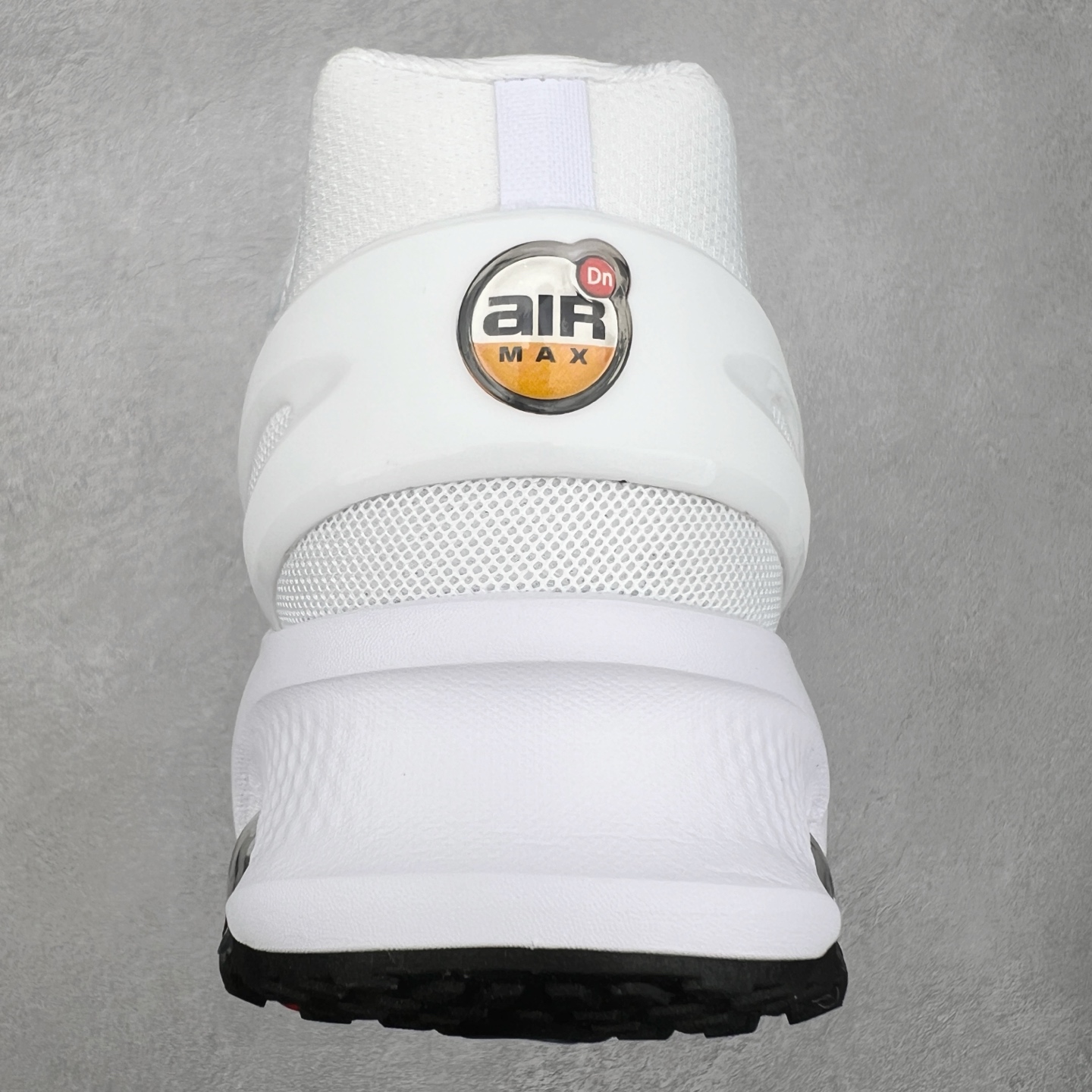 图片[8]-NK Air Max DN8 全掌科技气垫缓震运动跑鞋 FQ7860-020 DN8的核心亮点在于其八腔气垫结构 根据不同部位设定的气压值专为行走设计 提供卓越的舒适感 鞋面的设计让人联想到上世纪90年代末至2000年代初的多款Air Max 中底上系列圆形孔洞引发了热议 不少人将其与竞争品牌的缓震技术进行比较 例如K-SWISS 2010年代初推出的Tubes技 及以多孔鞋底闻名的品牌 尺码：36 36.5 37.5 38 38.5 39 40 40.5 41 42 42.5 43 44 44.5 45-选品中心