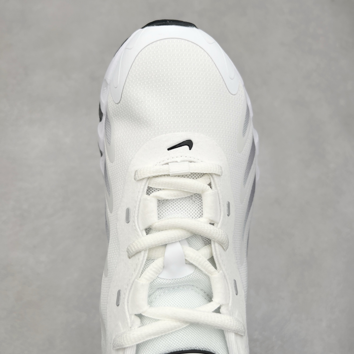 图片[4]-NK Air Max DN8 全掌科技气垫缓震运动跑鞋 FQ7860-020 DN8的核心亮点在于其八腔气垫结构 根据不同部位设定的气压值专为行走设计 提供卓越的舒适感 鞋面的设计让人联想到上世纪90年代末至2000年代初的多款Air Max 中底上系列圆形孔洞引发了热议 不少人将其与竞争品牌的缓震技术进行比较 例如K-SWISS 2010年代初推出的Tubes技 及以多孔鞋底闻名的品牌 尺码：36 36.5 37.5 38 38.5 39 40 40.5 41 42 42.5 43 44 44.5 45-选品中心