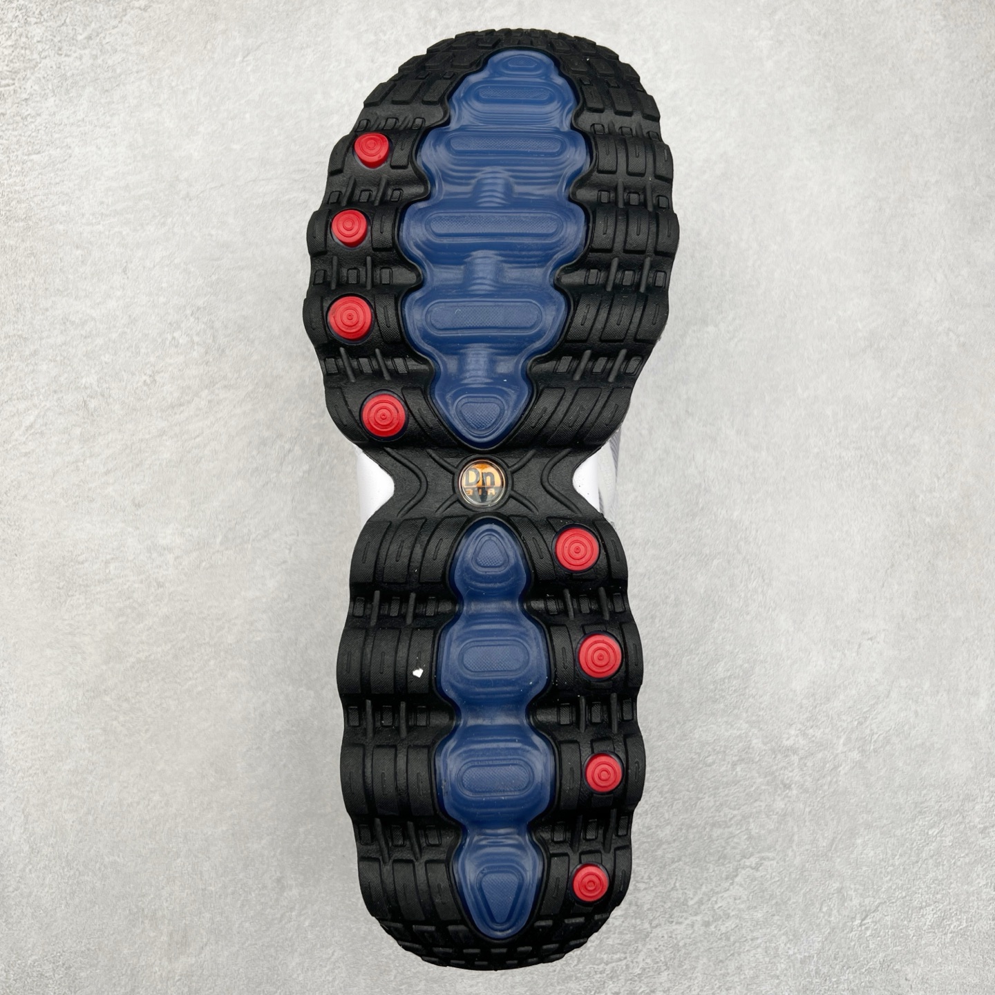 图片[9]-NK Air Max DN8 全掌科技气垫缓震运动跑鞋 FQ7860-020 DN8的核心亮点在于其八腔气垫结构 根据不同部位设定的气压值专为行走设计 提供卓越的舒适感 鞋面的设计让人联想到上世纪90年代末至2000年代初的多款Air Max 中底上系列圆形孔洞引发了热议 不少人将其与竞争品牌的缓震技术进行比较 例如K-SWISS 2010年代初推出的Tubes技 及以多孔鞋底闻名的品牌 尺码：36 36.5 37.5 38 38.5 39 40 40.5 41 42 42.5 43 44 44.5 45-选品中心