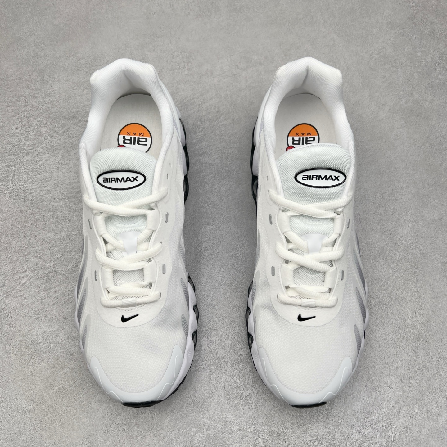 图片[2]-NK Air Max DN8 全掌科技气垫缓震运动跑鞋 FQ7860-020 DN8的核心亮点在于其八腔气垫结构 根据不同部位设定的气压值专为行走设计 提供卓越的舒适感 鞋面的设计让人联想到上世纪90年代末至2000年代初的多款Air Max 中底上系列圆形孔洞引发了热议 不少人将其与竞争品牌的缓震技术进行比较 例如K-SWISS 2010年代初推出的Tubes技 及以多孔鞋底闻名的品牌 尺码：36 36.5 37.5 38 38.5 39 40 40.5 41 42 42.5 43 44 44.5 45-选品中心