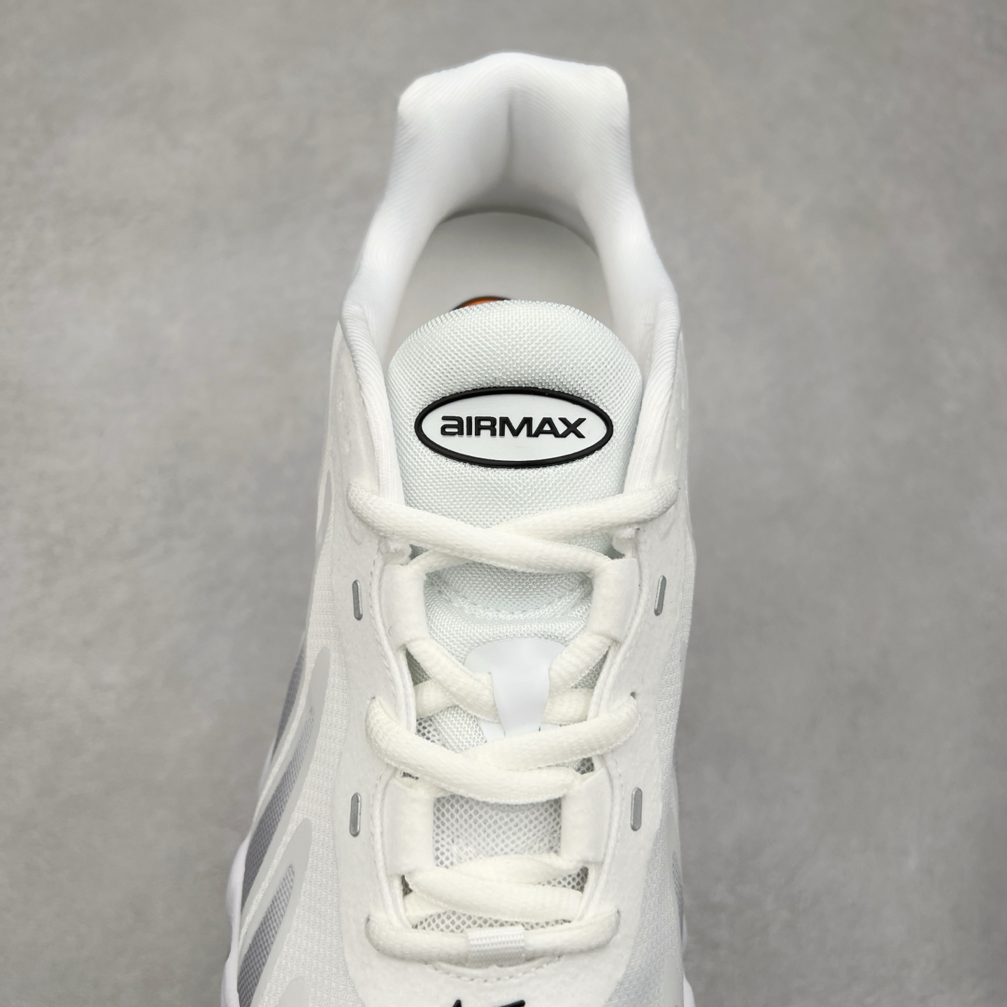 图片[5]-NK Air Max DN8 全掌科技气垫缓震运动跑鞋 FQ7860-020 DN8的核心亮点在于其八腔气垫结构 根据不同部位设定的气压值专为行走设计 提供卓越的舒适感 鞋面的设计让人联想到上世纪90年代末至2000年代初的多款Air Max 中底上系列圆形孔洞引发了热议 不少人将其与竞争品牌的缓震技术进行比较 例如K-SWISS 2010年代初推出的Tubes技 及以多孔鞋底闻名的品牌 尺码：36 36.5 37.5 38 38.5 39 40 40.5 41 42 42.5 43 44 44.5 45-选品中心