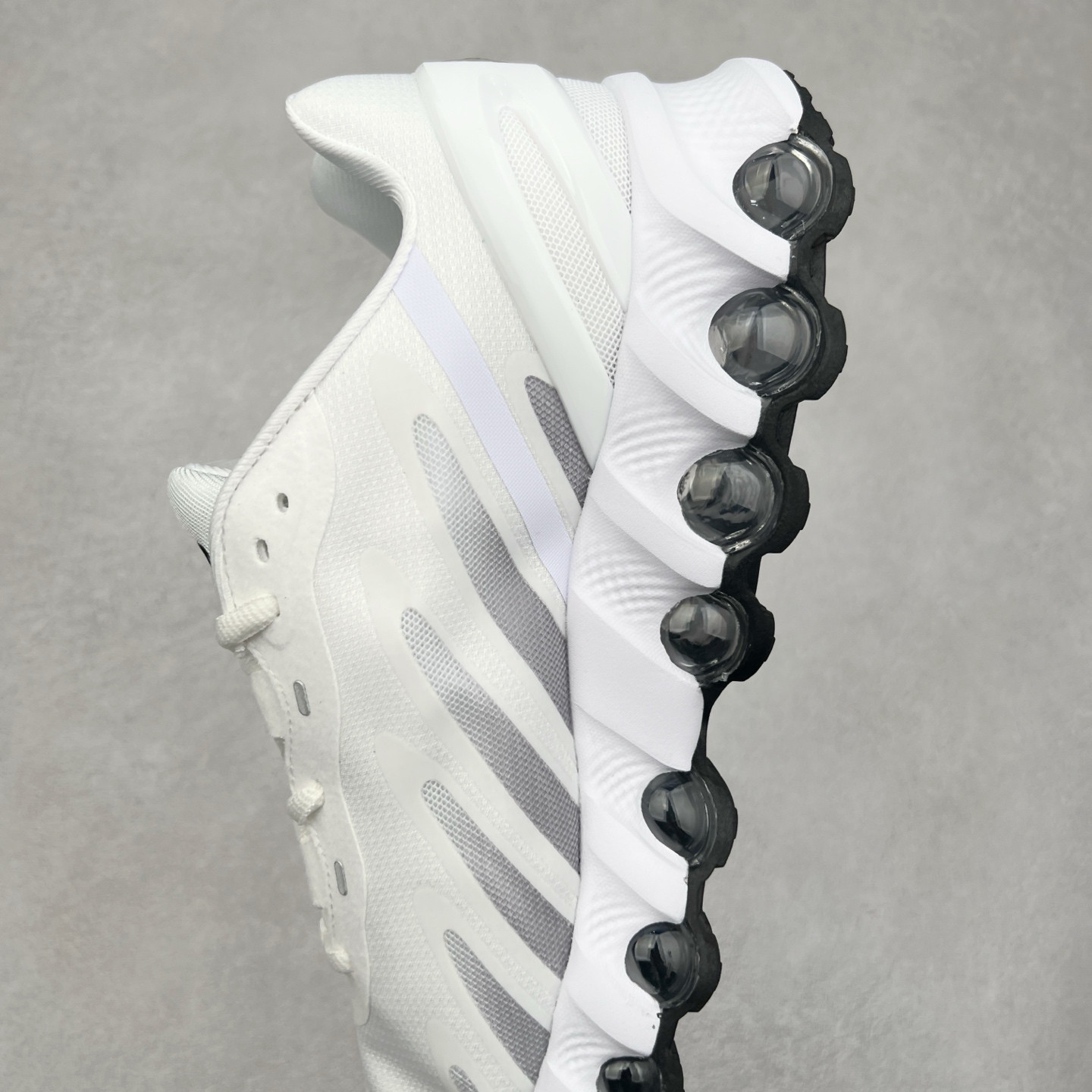 图片[7]-NK Air Max DN8 全掌科技气垫缓震运动跑鞋 FQ7860-020 DN8的核心亮点在于其八腔气垫结构 根据不同部位设定的气压值专为行走设计 提供卓越的舒适感 鞋面的设计让人联想到上世纪90年代末至2000年代初的多款Air Max 中底上系列圆形孔洞引发了热议 不少人将其与竞争品牌的缓震技术进行比较 例如K-SWISS 2010年代初推出的Tubes技 及以多孔鞋底闻名的品牌 尺码：36 36.5 37.5 38 38.5 39 40 40.5 41 42 42.5 43 44 44.5 45-选品中心