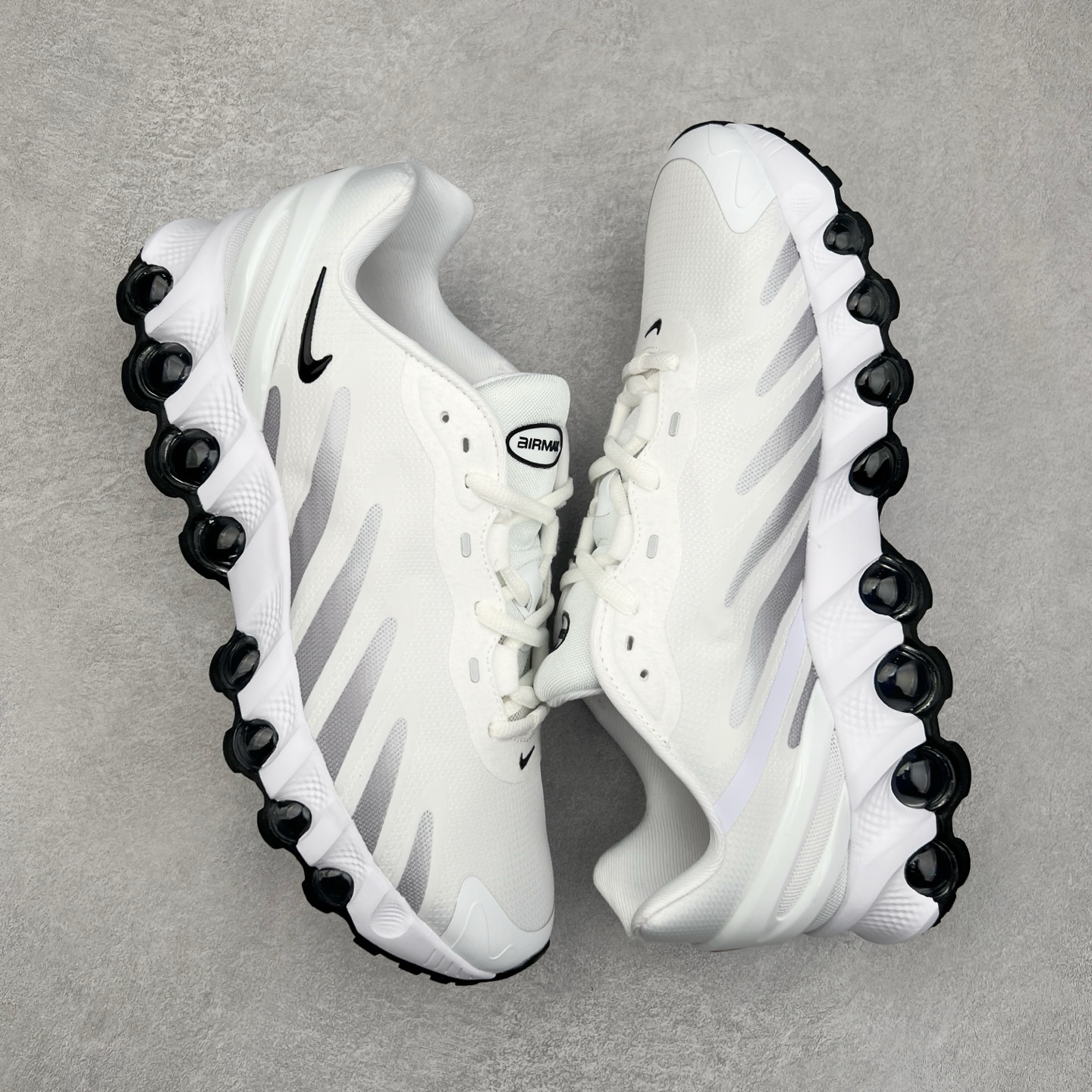 图片[3]-NK Air Max DN8 全掌科技气垫缓震运动跑鞋 FQ7860-020 DN8的核心亮点在于其八腔气垫结构 根据不同部位设定的气压值专为行走设计 提供卓越的舒适感 鞋面的设计让人联想到上世纪90年代末至2000年代初的多款Air Max 中底上系列圆形孔洞引发了热议 不少人将其与竞争品牌的缓震技术进行比较 例如K-SWISS 2010年代初推出的Tubes技 及以多孔鞋底闻名的品牌 尺码：36 36.5 37.5 38 38.5 39 40 40.5 41 42 42.5 43 44 44.5 45-选品中心