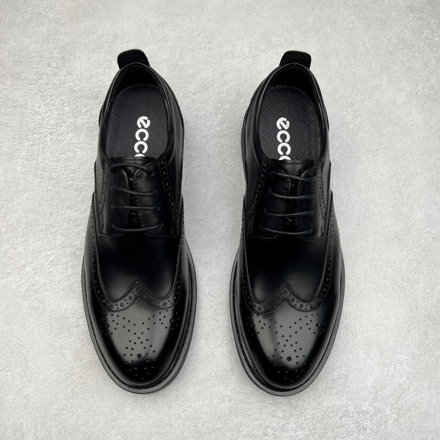 图片[2]-Ecco爱步男鞋新款运动鞋 跑鞋厚底增高老爹鞋 驱动系列全新款式 拼色拼接鞋面 时尚有型 牛皮与纺织品拼接 脚感舒适 出街有型 贴心套脚系带设计 舒适包裹双足 柔软细腻，亲肤透气 以摩托车粗犷胎纹为灵感 PU大底提供牵引性和支撑性 耐磨防滑提升稳定性 轻盈鞋底 舒适耐穿 户外出行 肆意洒脱 尺码：38 39 40 41 42 43 44（皮鞋码）-选品中心