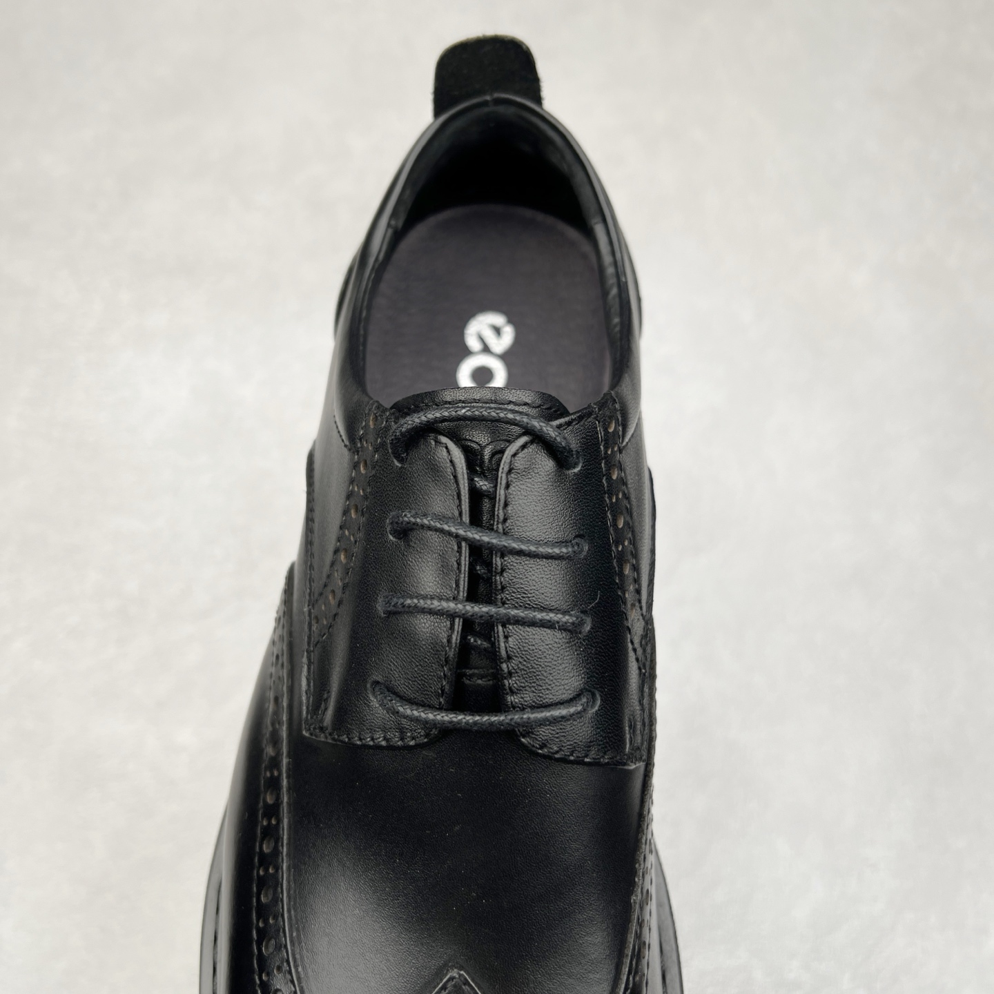 图片[5]-Ecco爱步男鞋新款运动鞋 跑鞋厚底增高老爹鞋 驱动系列全新款式 拼色拼接鞋面 时尚有型 牛皮与纺织品拼接 脚感舒适 出街有型 贴心套脚系带设计 舒适包裹双足 柔软细腻，亲肤透气 以摩托车粗犷胎纹为灵感 PU大底提供牵引性和支撑性 耐磨防滑提升稳定性 轻盈鞋底 舒适耐穿 户外出行 肆意洒脱 尺码：38 39 40 41 42 43 44（皮鞋码）-选品中心